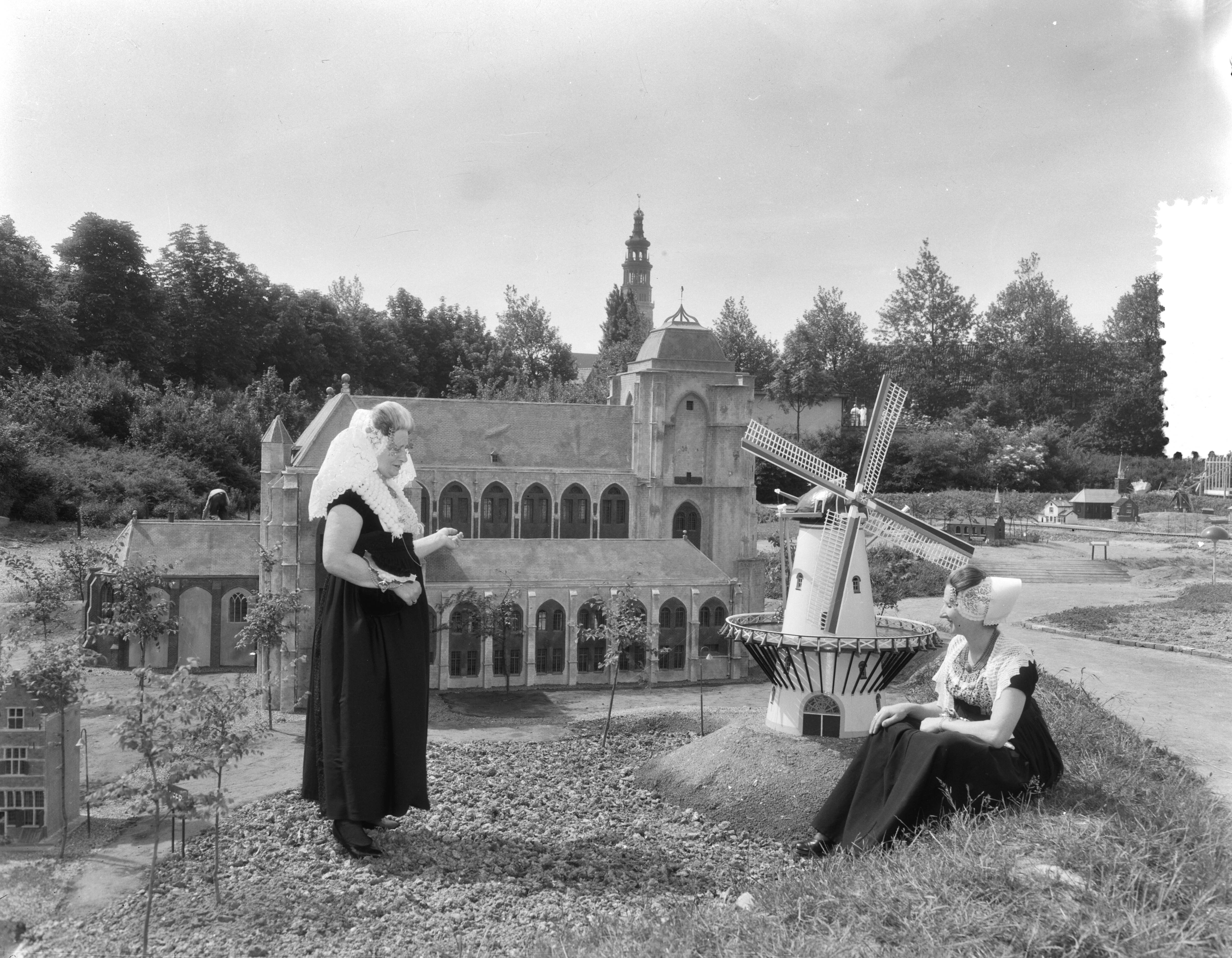 Fotocollectie Anefo — Miniatuurstad in Middelburg met Zeeuwse dracht — Foto: Duinen, G.W. van / Anefo. Licentie: Set B: Rechtenvrij / Publiek Domein. Bron: Nationaal Archief. http://hdl.handle.net/10648/a923d6f4-d0b4-102d-bcf8-003048976d84