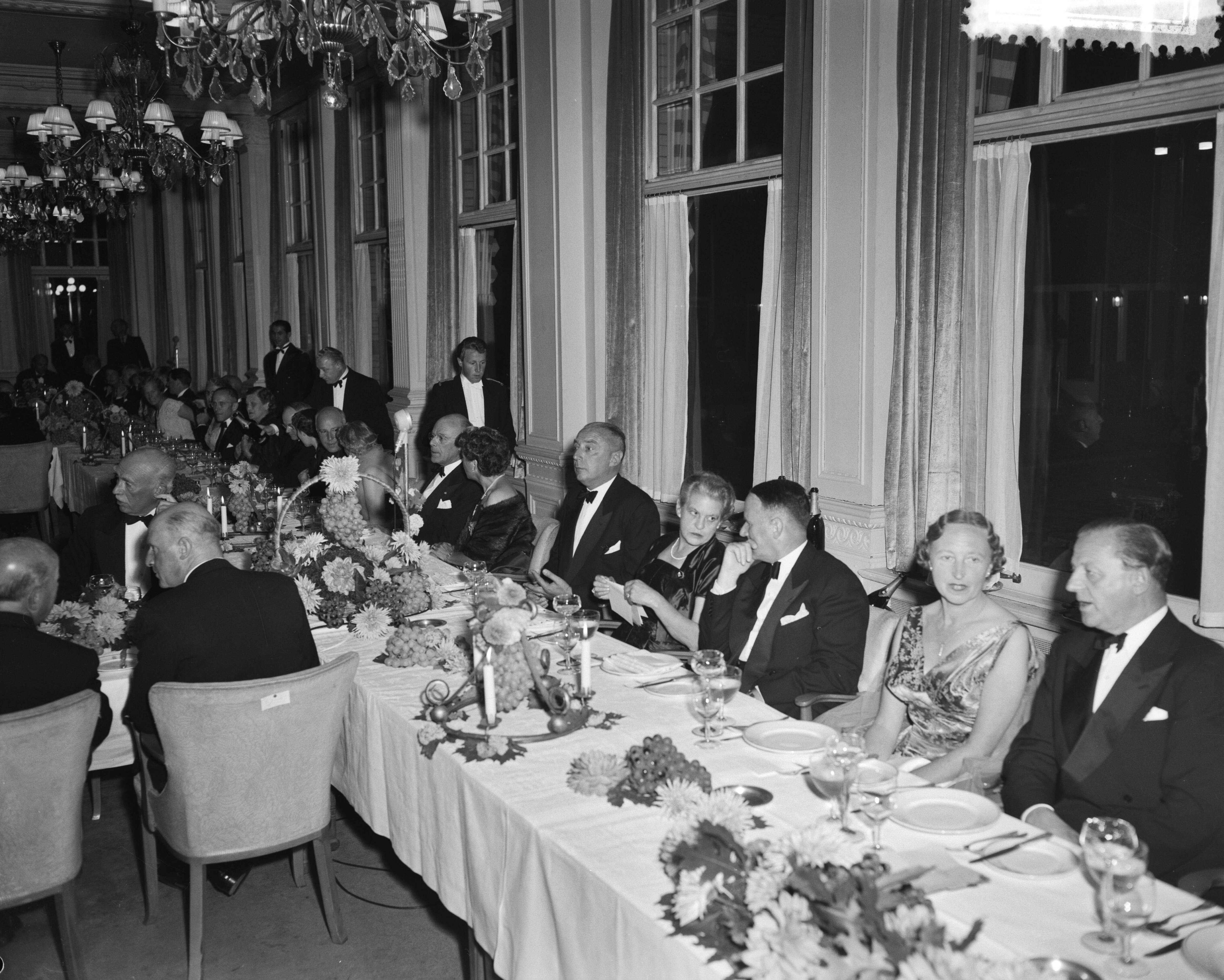 Fotocollectie Anefo — Assuradeuren Congres Den Haag , diner — Foto: Meijer, T.A. / Anefo. Licentie: Set B: Rechtenvrij / Publiek Domein. Bron: Nationaal Archief. http://hdl.handle.net/10648/a92933ce-d0b4-102d-bcf8-003048976d84