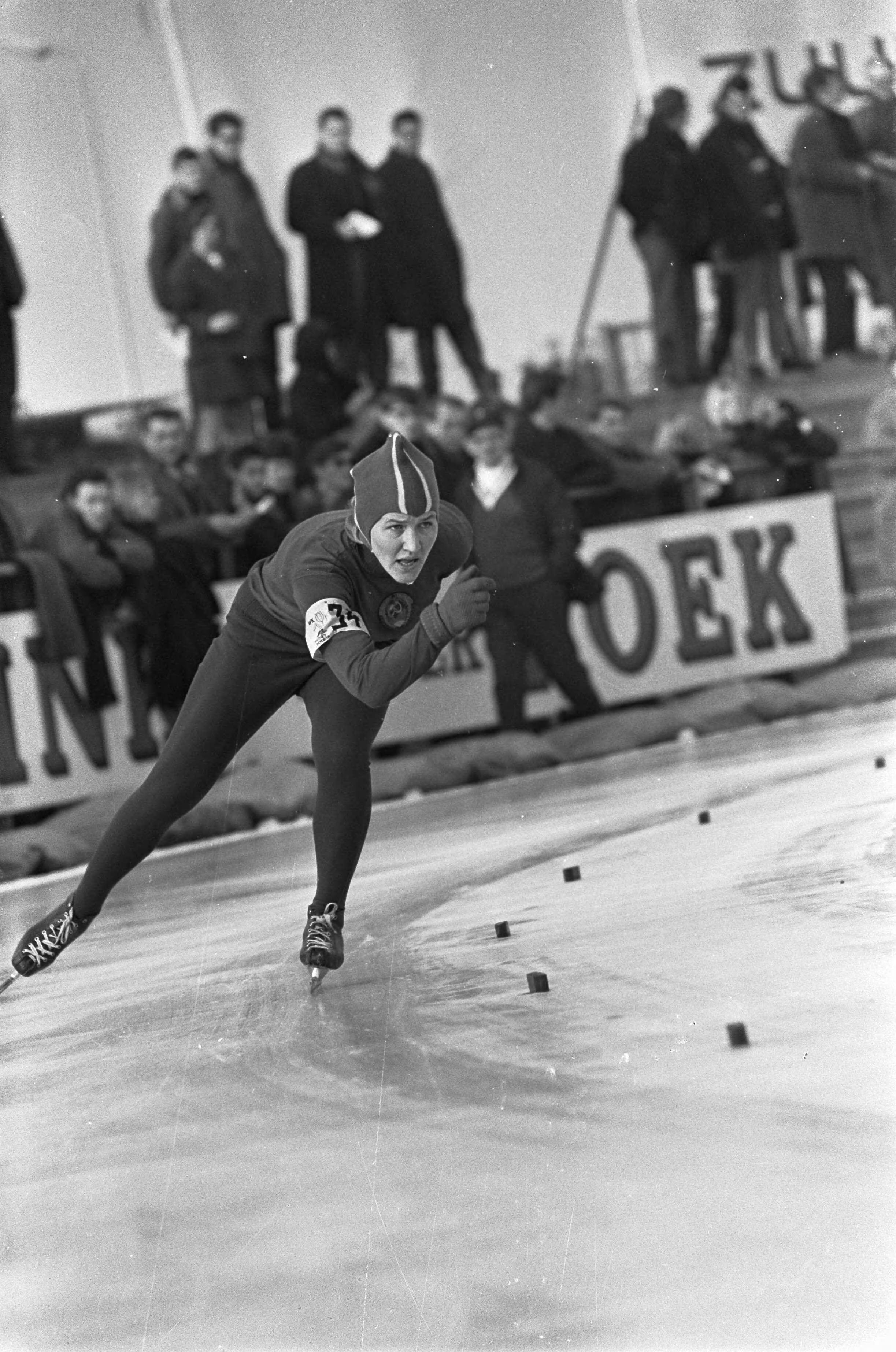 Fotocollectie Anefo — WK schaatsen te Deventer dames, de Russin Skoblikova in aktie — Foto: Kroon, Ron / Anefo. Licentie: Set B: Rechtenvrij / Publiek Domein. Bron: Nationaal Archief. http://hdl.handle.net/10648/ab10429a-d0b4-102d-bcf8-003048976d84
