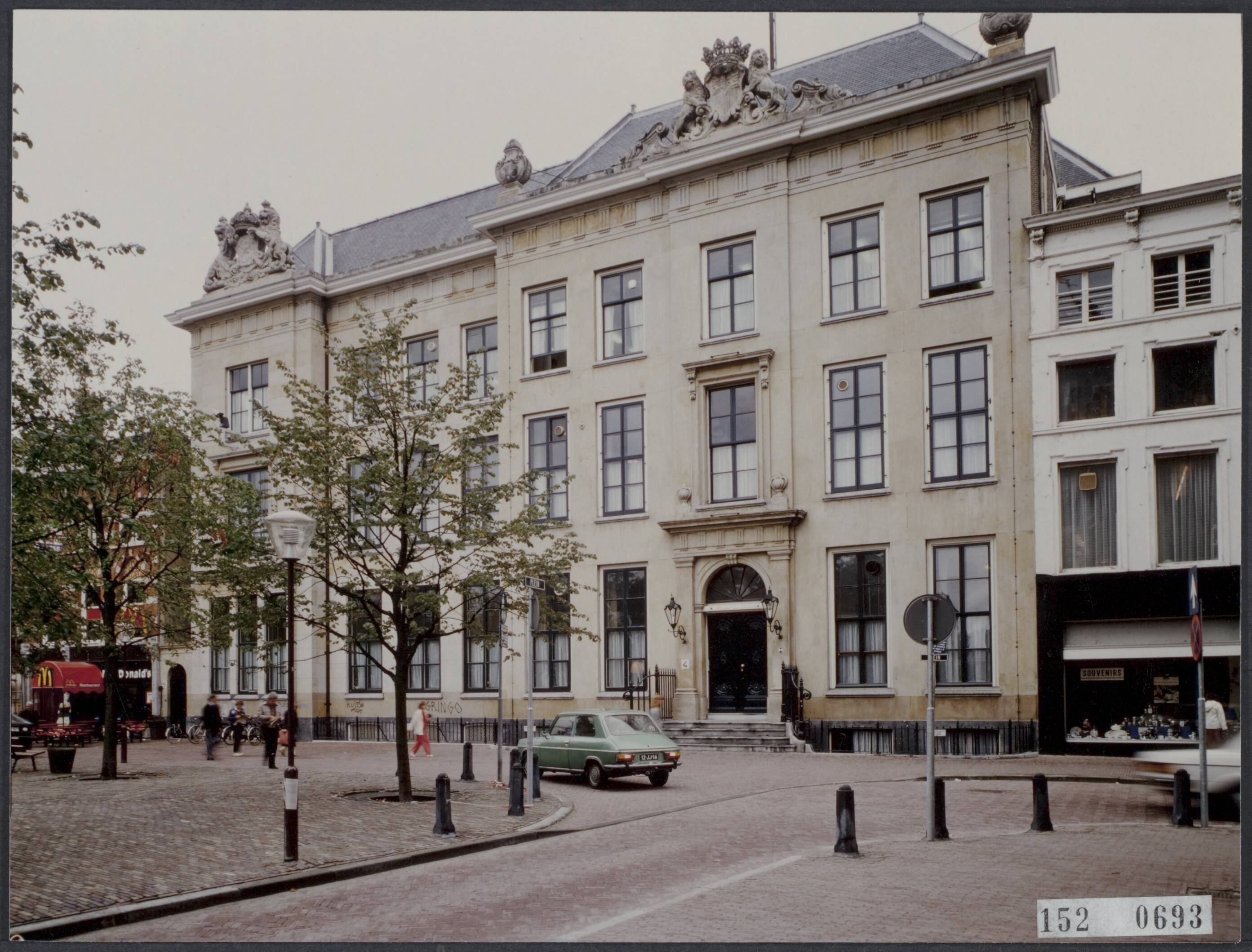 Fotocollectie Rijksvoorlichtingsdienst Eigen — Ministerie van Defensie aan het Plein te Den Haag — Foto: Publicam / Hartemink, Piet. Licentie: Set B: Rechtenvrij / Publiek Domein. Bron: Nationaal Archief. http://hdl.handle.net/10648/af79a0ec-d0b4-102d-bcf8-003048976d84