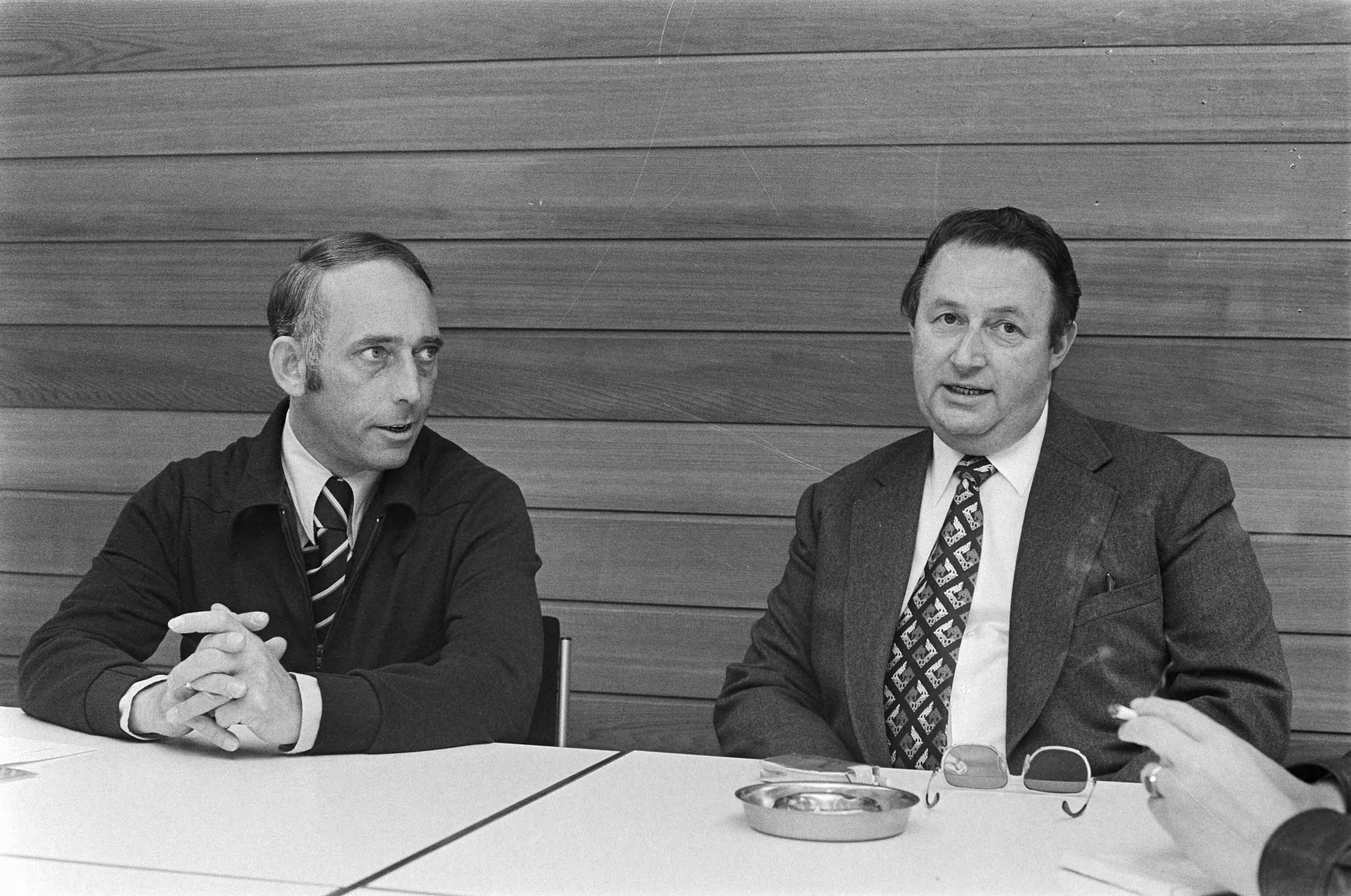 Fotocollectie Anefo — Selectie Nederlands elftal laatste dag bijeen in Zeist voor vertrek naar de WK; Ton Zwikstra (r) en Karel Akeman tijdens persconferentie over financiele — Foto: Peters, Hans / Anefo. Licentie: Set B: Rechtenvrij / Publiek Domein. Bron: Nationaal Archief. http://hdl.handle.net/10648/ac4d3a64-d0b4-102d-bcf8-003048976d84