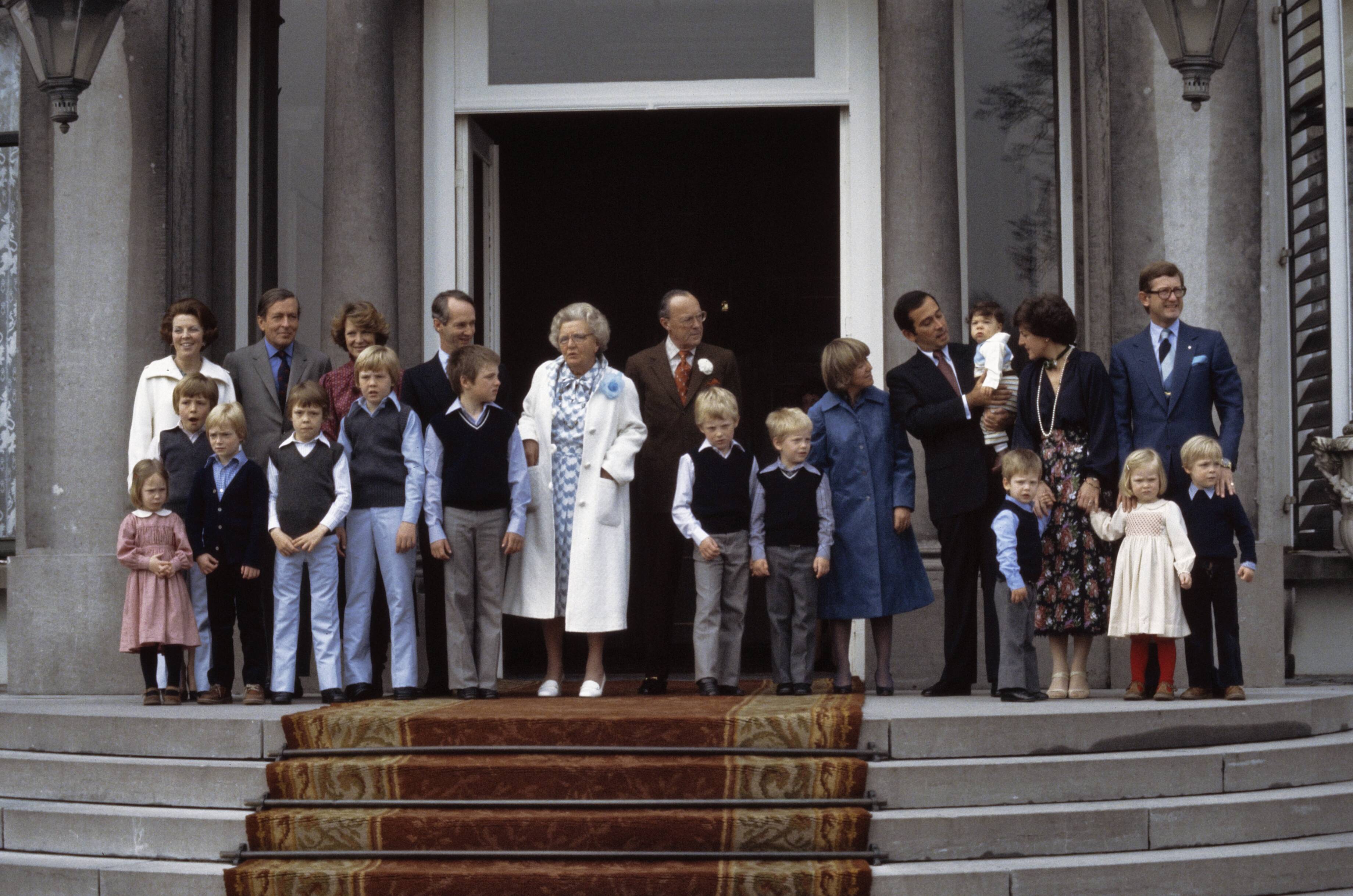 Koniginnedag 1978 — Koninginnedag 1978, defile Soestdijk; gehele Koninklijke Familie op bordes — Foto: Suyk, Koen / Anefo. Licentie: Set B: Rechtenvrij / Publiek Domein. Bron: Nationaal Archief. http://hdl.handle.net/10648/ad947e96-d0b4-102d-bcf8-003048976d84