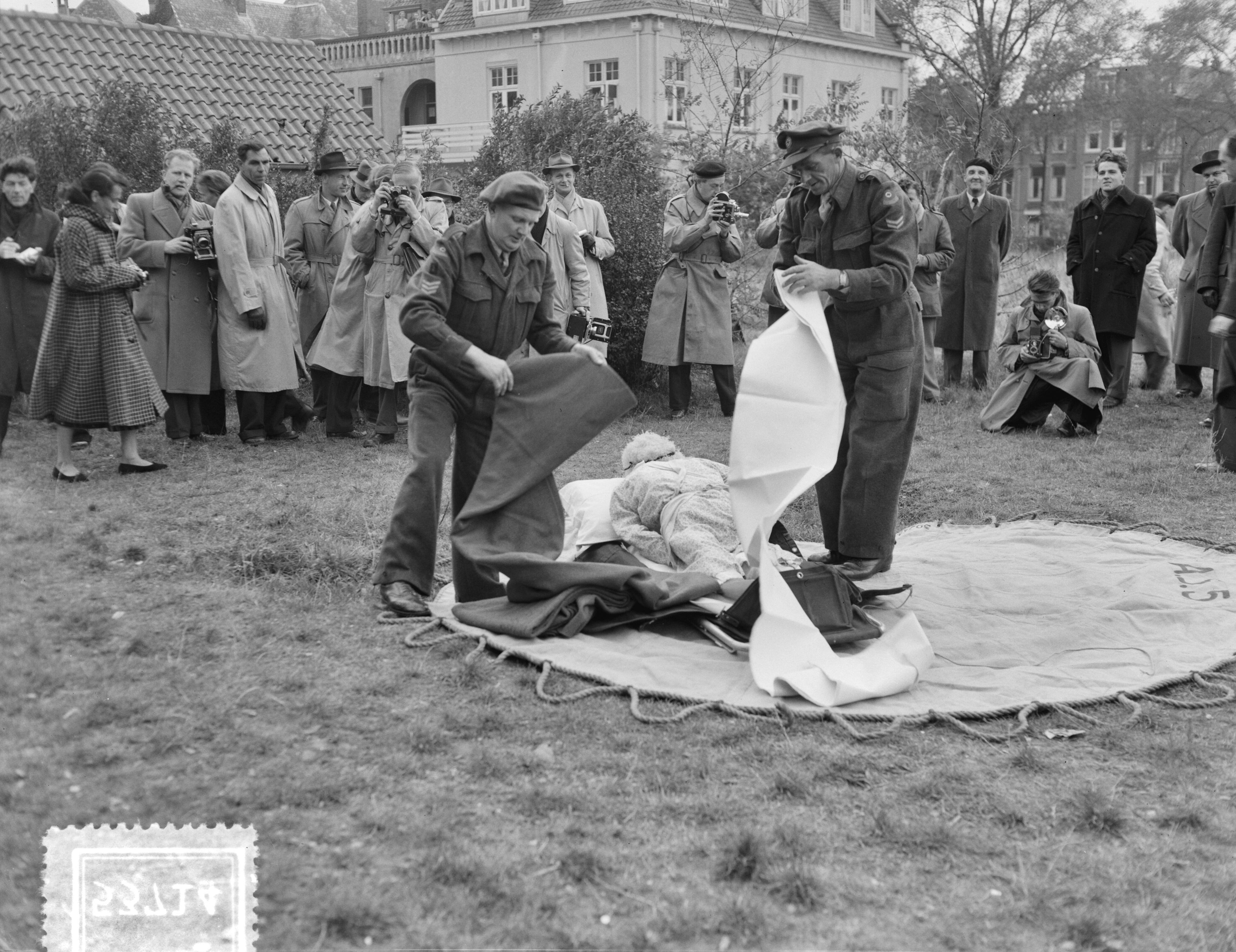 Fotocollectie Anefo — Examen persfotografen te Den Haag. Een brandweeroefening — Foto: Consenheim, Wim / Anefo. Licentie: Set B: Rechtenvrij / Publiek Domein. Bron: Nationaal Archief. http://hdl.handle.net/10648/a9017046-d0b4-102d-bcf8-003048976d84
