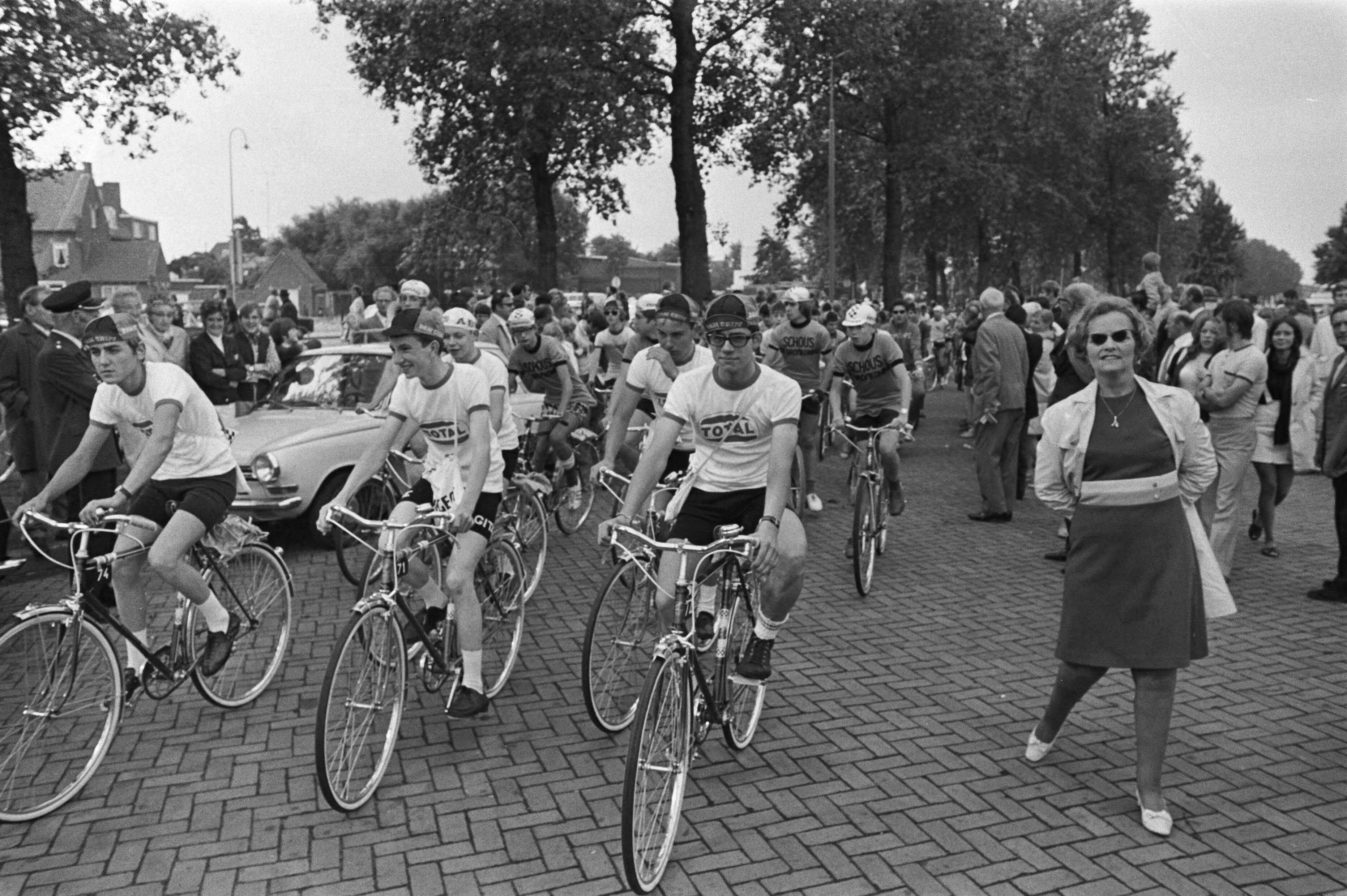 Fotocollectie Anefo — Wielerronde voor jongens van 13 t/m 15 jaar , "Muggenronde", gestart in Haarlem — Foto: Evers, Joost / Anefo. Licentie: Set B: Rechtenvrij / Publiek Domein. Bron: Nationaal Archief. http://hdl.handle.net/10648/ab9dbc56-d0b4-102d-bcf8-003048976d84
