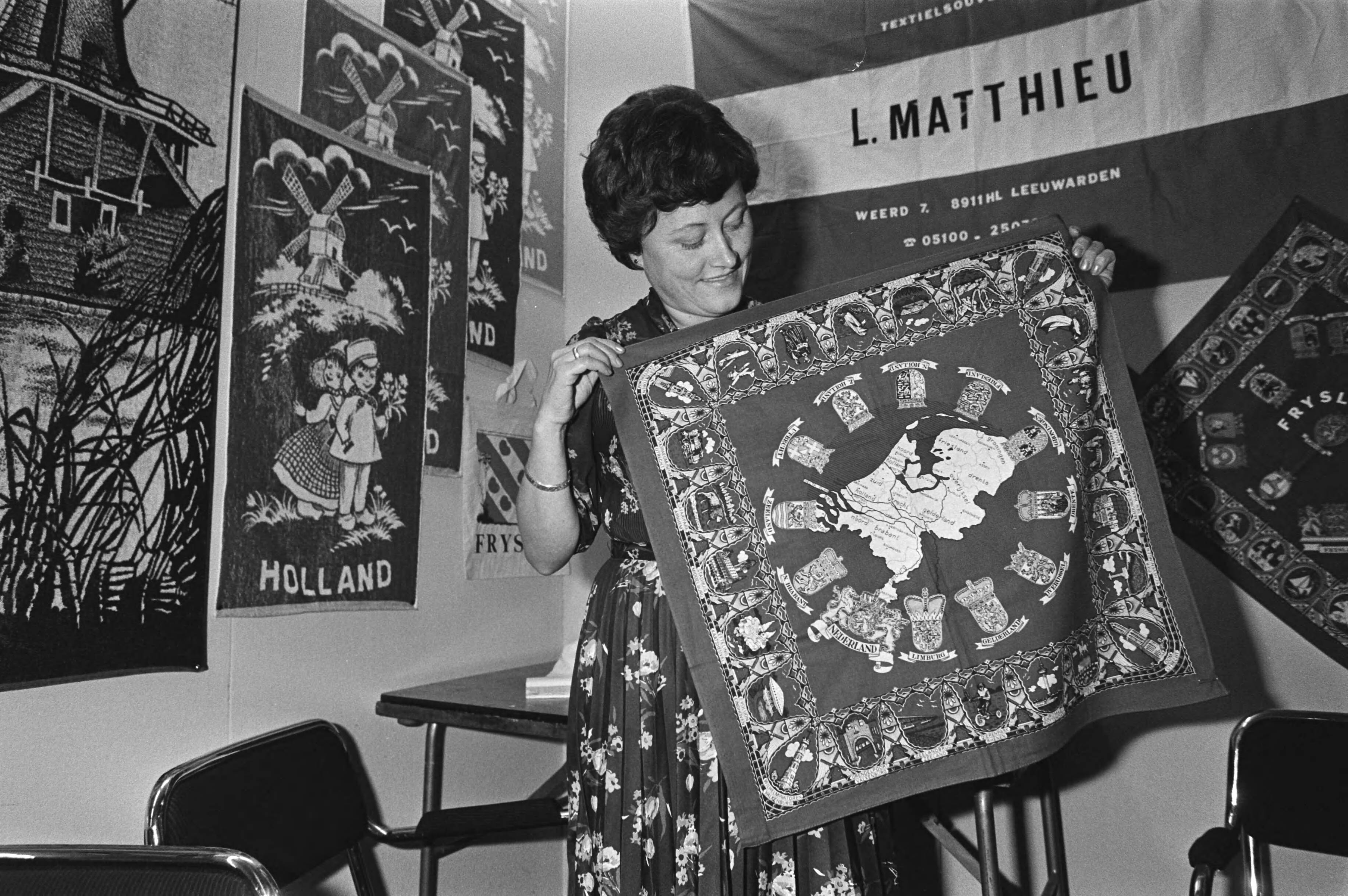 Fotocollectie Anefo — Internationale souveniersbeurs in Utrecht, op de beurs deze boerenbonte zakdoek, met in midden Nederland, omringd door provincies — Foto: Dijk, Hans van / Anefo. Licentie: Set B: Rechtenvrij / Publiek Domein. Bron: Nationaal Archief. http://hdl.handle.net/10648/acf1bbe8-d0b4-102d-bcf8-003048976d84