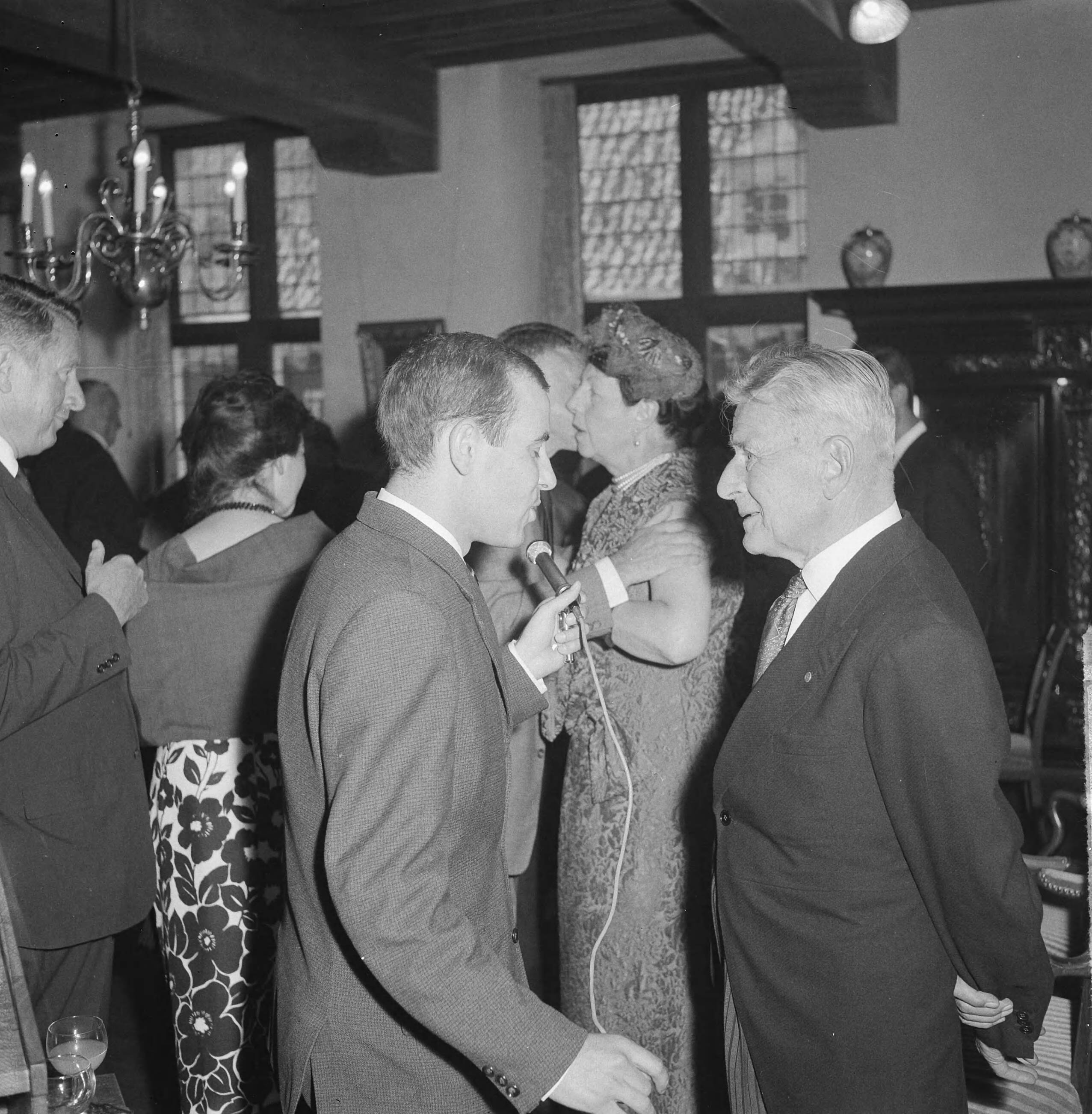 Fotocollectie Anefo — Clinge Doorenbos 80 jaar receptie in raadshuis te Naarden. Een verslaggever [Cees van Drongelen] spreekt met J. Clinge Doorenbos, in het midden de echtgenote van Clinge Doorenbos — Foto: Gelderen, Hugo van / Anefo. Licentie: Set B: Rechtenvrij / Publiek Domein. Bron: Nationaal Archief. http://hdl.handle.net/10648/aa6c3222-d0b4-102d-bcf8-003048976d84