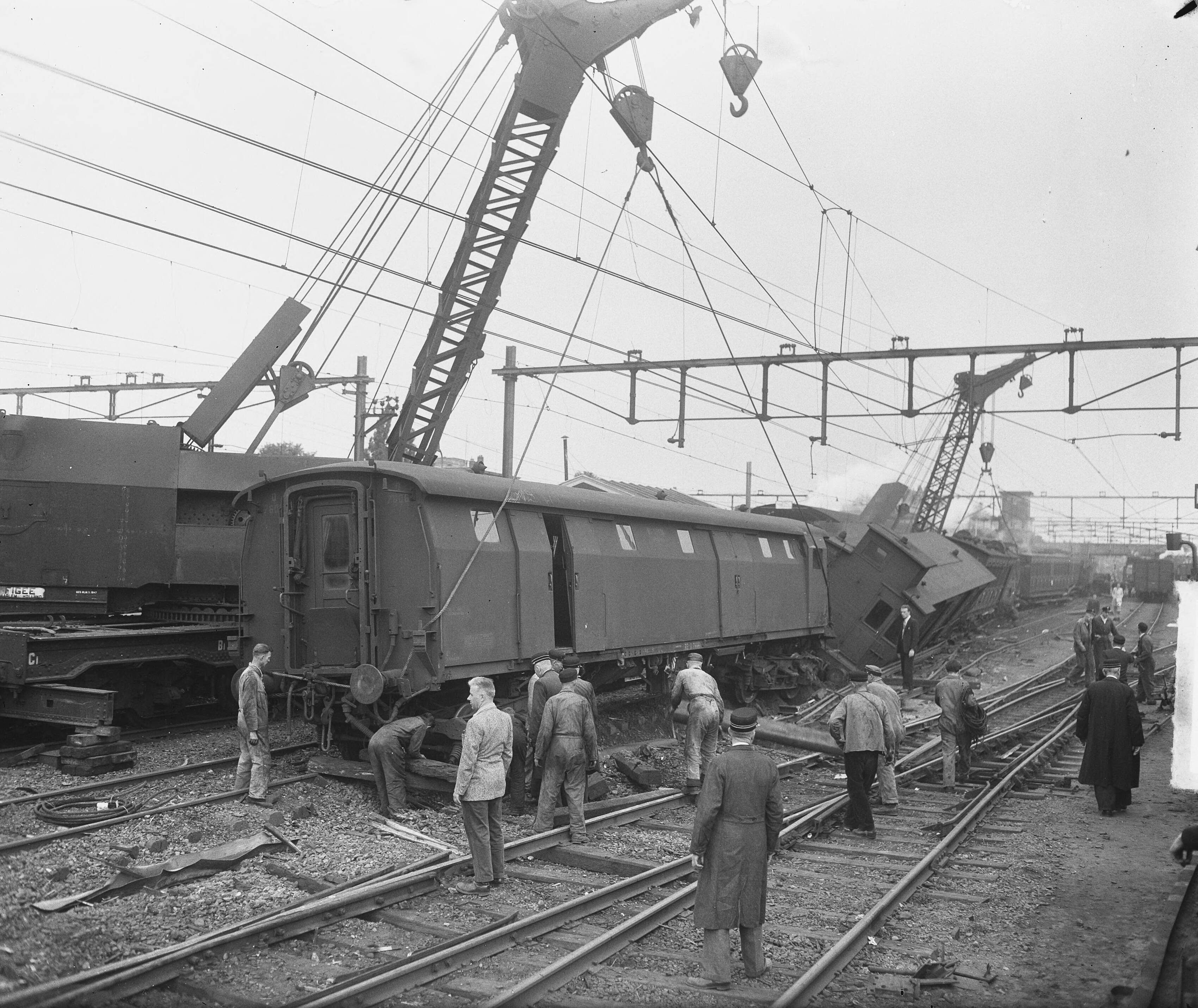 Fotocollectie Anefo — Treinongeluk bij Hilversum — Foto: Merk, Ben / Anefo. Licentie: Set B: Rechtenvrij / Publiek Domein. Bron: Nationaal Archief. http://hdl.handle.net/10648/a8c939a6-d0b4-102d-bcf8-003048976d84