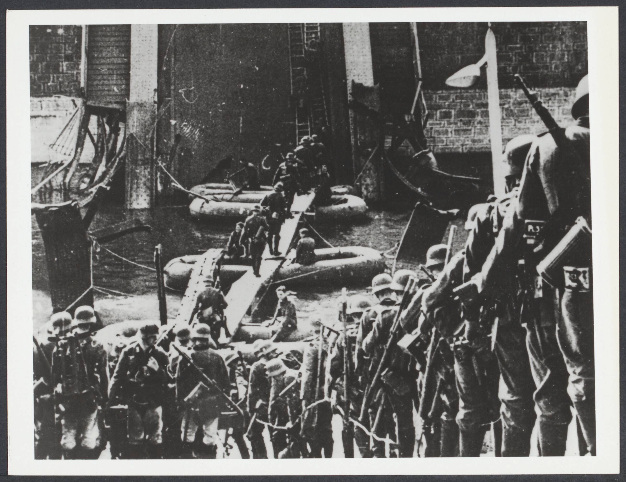Maastricht, 1940 en 1945 — [reeks: Maastricht, 1940 en 1945] [Duitse troepen steken in Maastricht de Maas over in de meidagen van 1940] — Foto: Onbekend / Publiek Domein of Rechtenvrij. Licentie: Set B: Rechtenvrij / Publiek Domein. Bron: Nationaal Archief. http://hdl.handle.net/10648/b3f1491c-6719-4584-e063-f13940c61be5