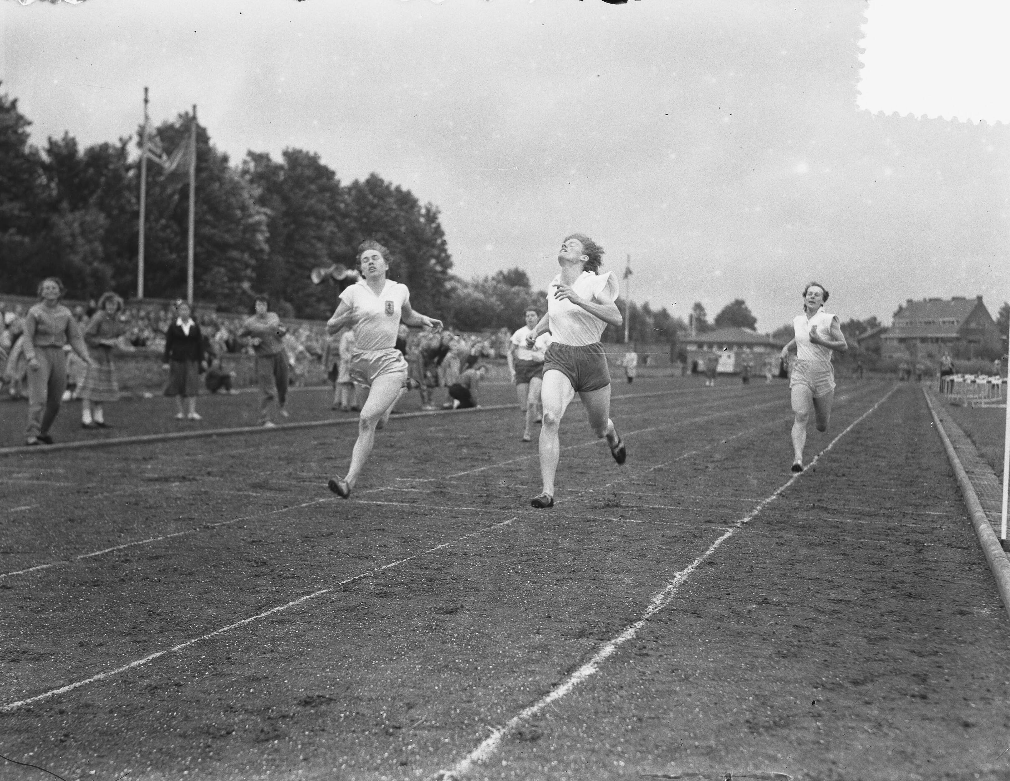 Dames clubkampioenschappen om de Prinses Julianabeker op de sintelbaan aan de Laan van Poot te Den Haag — Atletiekwedstrijden om de Prinses Julianabeker op de sintelbaan aan de Laan van Poot te Den Haag. Gré de Jongh (Sagitta) wint de 200 meter voor L. v.d. Meyden (Ol. '48) — Foto: Duinen, H. van / Anefo. Licentie: Set B: Rechtenvrij / Publiek Domein. Bron: Nationaal Archief. http://hdl.handle.net/10648/a8eee048-d0b4-102d-bcf8-003048976d84