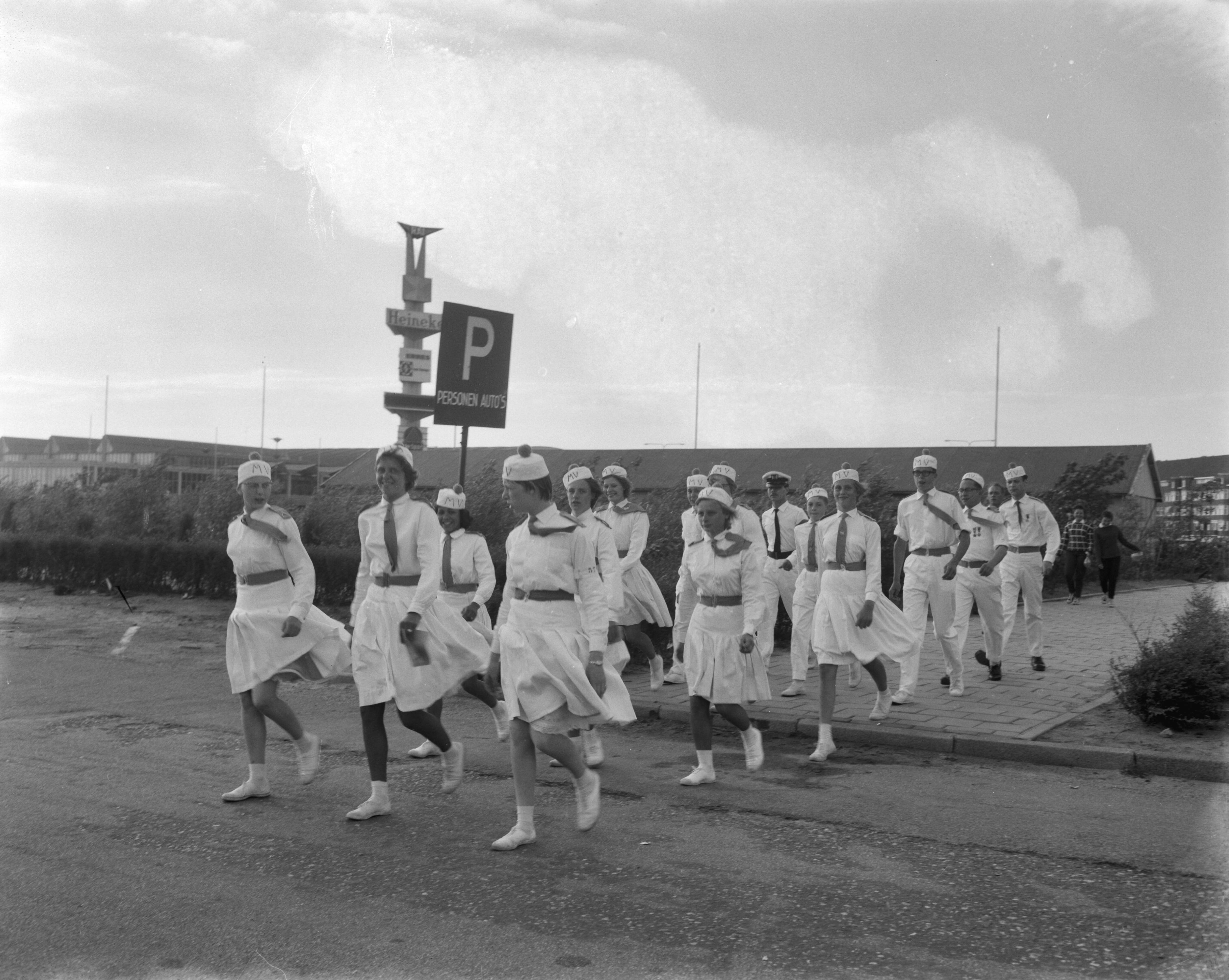 Fotocollectie Anefo — Avondvierdaagse. Vertrek van RAI-gebouw te Amsterdam — Foto: Bilsen, Joop van / Anefo. Licentie: Set B: Rechtenvrij / Publiek Domein. Bron: Nationaal Archief. http://hdl.handle.net/10648/aa0cff64-d0b4-102d-bcf8-003048976d84