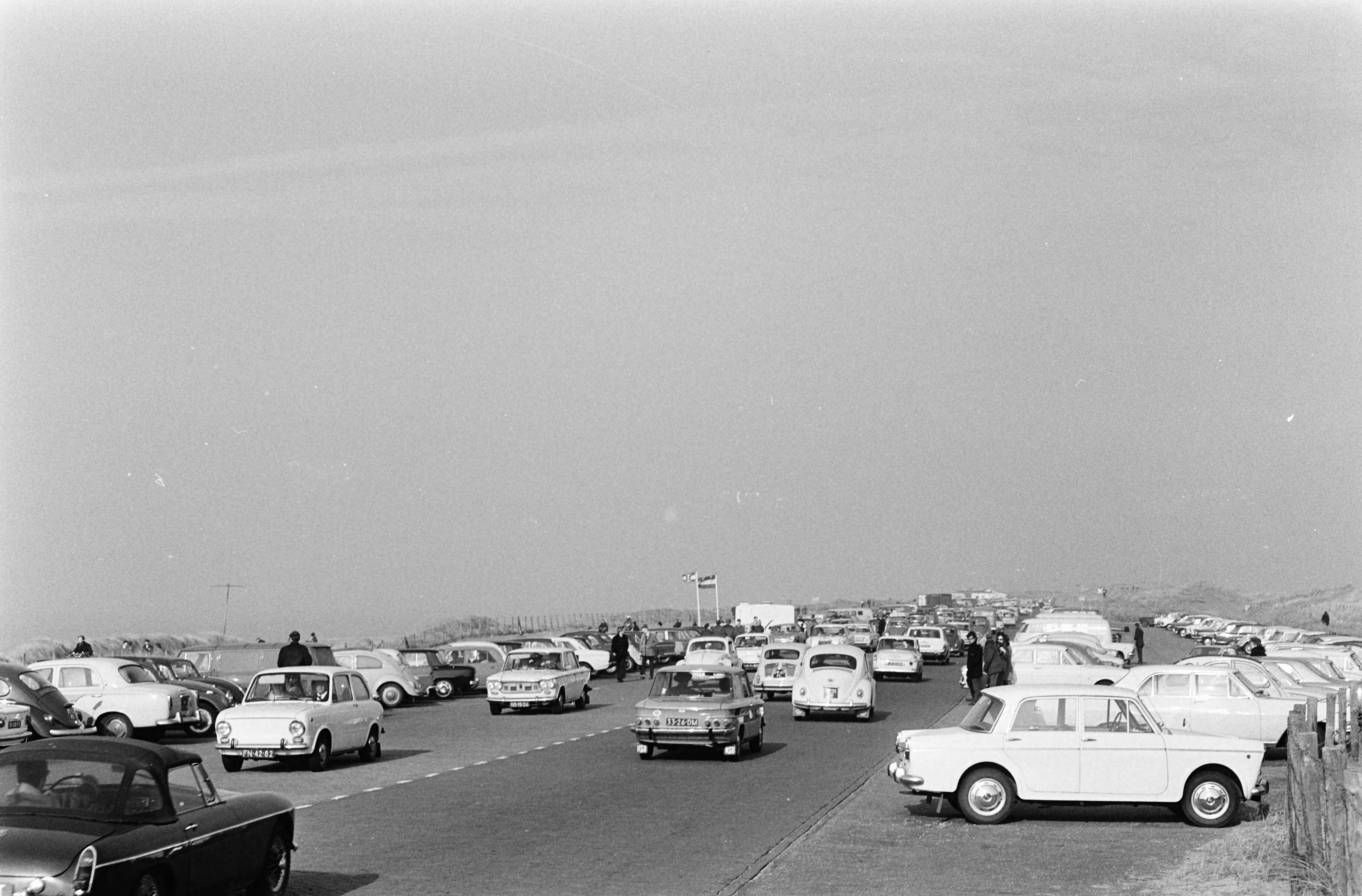 Fotocollectie Anefo — Volwassenen en kinderen op strand Zandvoort boulevard met autos — Foto: Nijs, Jac. de / Anefo. Licentie: Set B: Rechtenvrij / Publiek Domein. Bron: Nationaal Archief. http://hdl.handle.net/10648/ab5f9908-d0b4-102d-bcf8-003048976d84