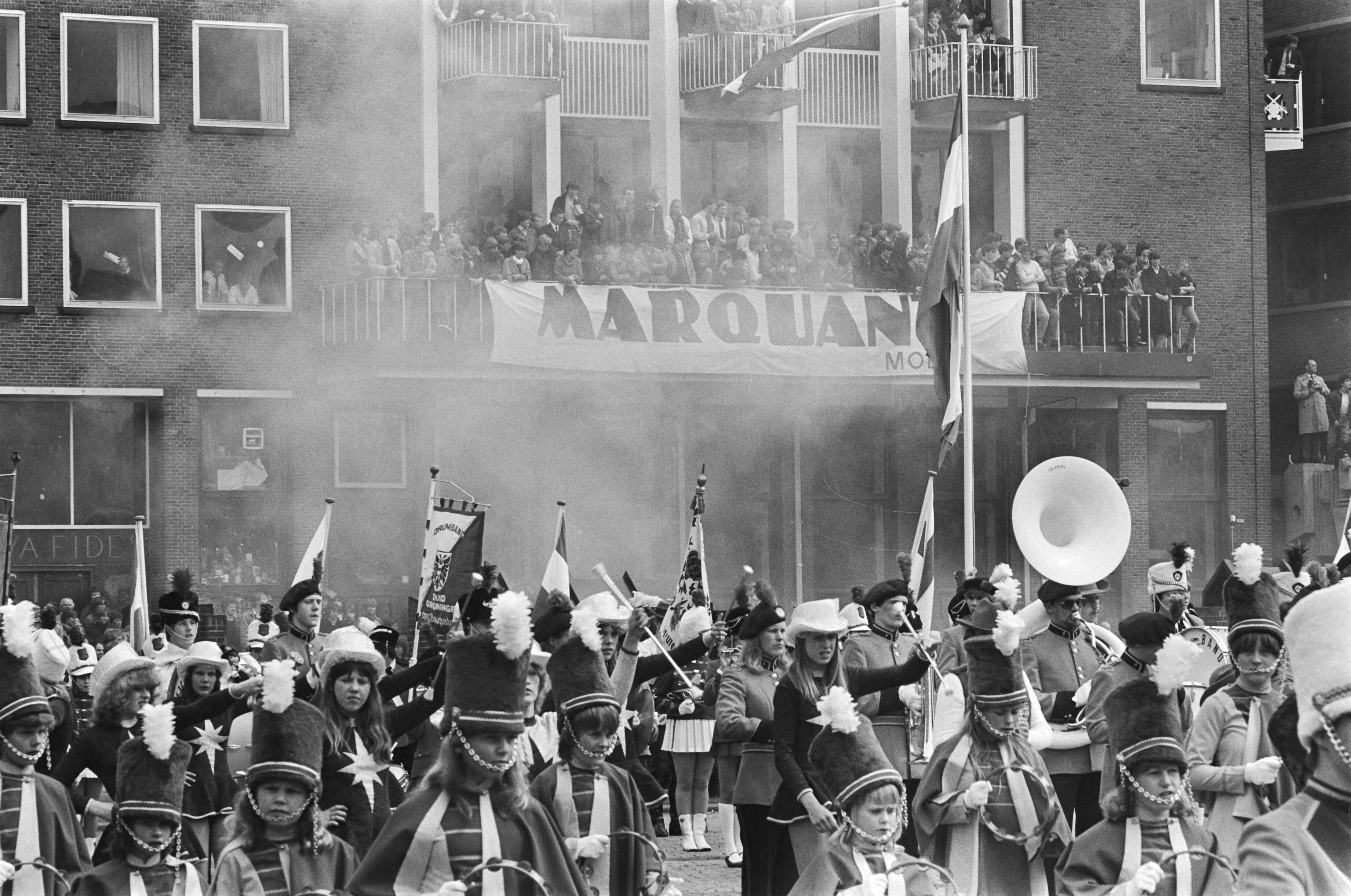 Fotocollectie Anefo — Koningin Beatrix en Prins Claus woonden de Centrale bevrijdingsmanifestatie in Groningen bij. Rookbommen — Foto: Dijk, Hans van / Anefo. Licentie: Set B: Rechtenvrij / Publiek Domein. Bron: Nationaal Archief. http://hdl.handle.net/10648/ad16b36c-d0b4-102d-bcf8-003048976d84