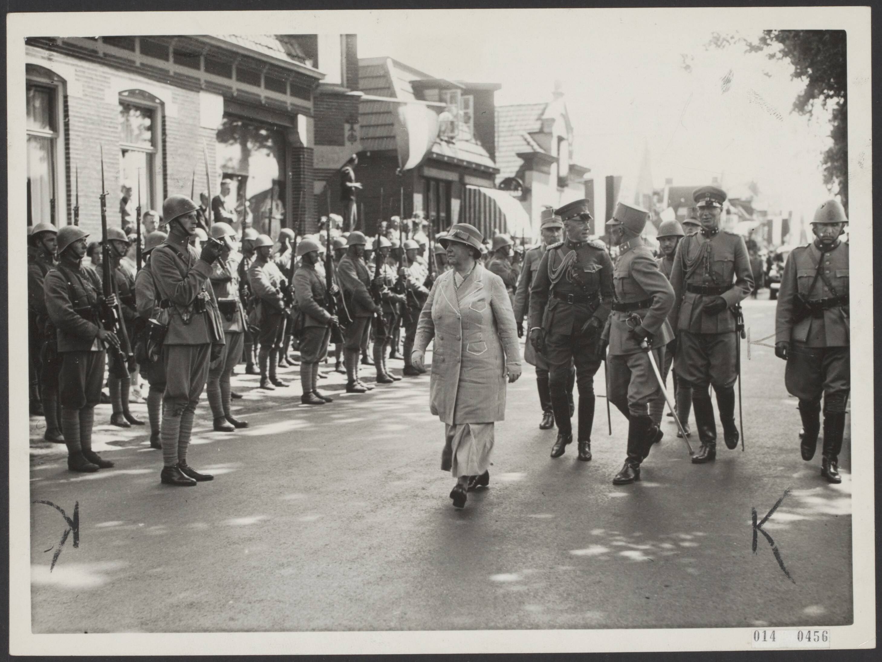 Fotocollectie Elsevier Binnenland — Inspectietocht van koningin Wilhelmina langs de grensbewaking in Groningen en Drenthe. De koningin tijdens de inspectie van de in Stadskanaal gelegerde troepen. Rechts van de koningin, haar adjudant majoor H. Phaff, luitenant-kolonel J. Veenbaas, kapitein (KNIL) W. Romswinkel en de bataljonscommandant Timmermans — Foto: N.V. Polygoon. Licentie: Set B: Rechtenvrij / Publiek Domein. Bron: Nationaal Archief. http://hdl.handle.net/10648/adb0b192-d0b4-102d-bcf8-003048976d84