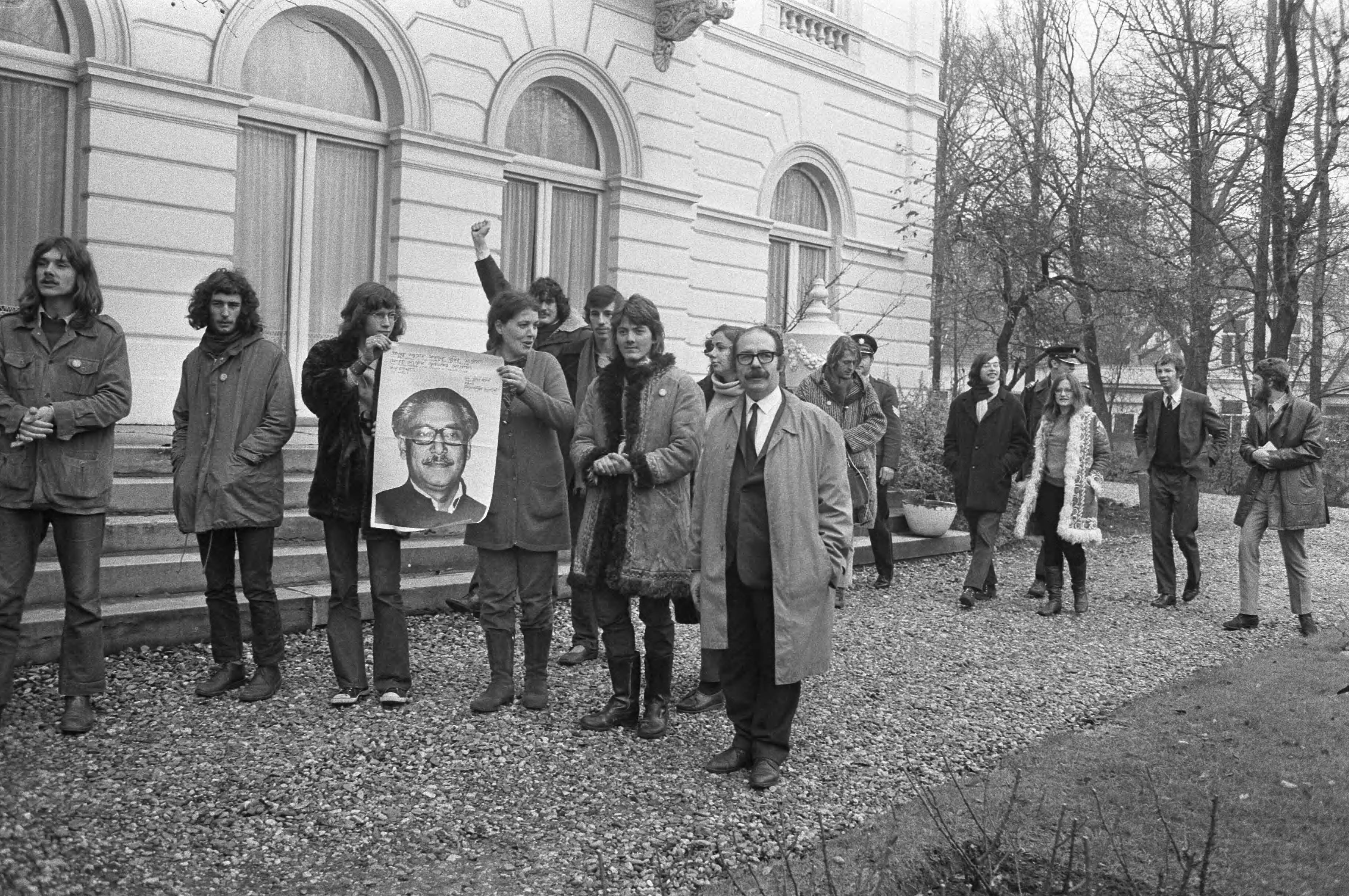 Fotocollectie Anefo — Demonstratie tegen beleid van regering van Pakistan bij ambassade van Pakistan in Den Haag — Foto: Peters, Hans / Anefo. Licentie: Set B: Rechtenvrij / Publiek Domein. Bron: Nationaal Archief. http://hdl.handle.net/10648/abd97cbe-d0b4-102d-bcf8-003048976d84