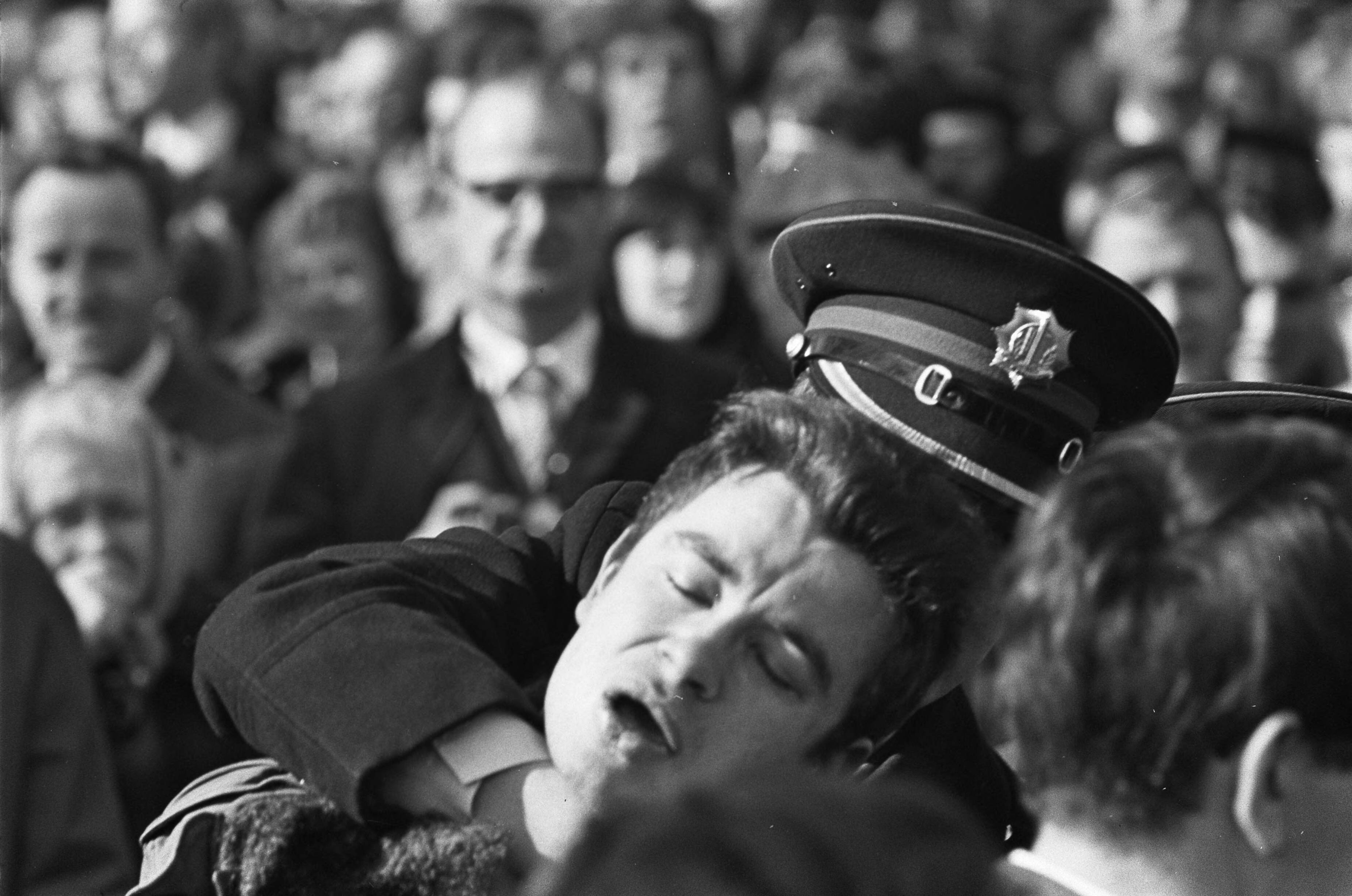 Fotocollectie Anefo — Pro Amerika demonstratie in Den Haag . Een tegen-demonstrant wordt door de politie opgebracht — Foto: Koch, Eric / Anefo. Licentie: Set B: Rechtenvrij / Publiek Domein. Bron: Nationaal Archief. http://hdl.handle.net/10648/ab39b7ec-d0b4-102d-bcf8-003048976d84