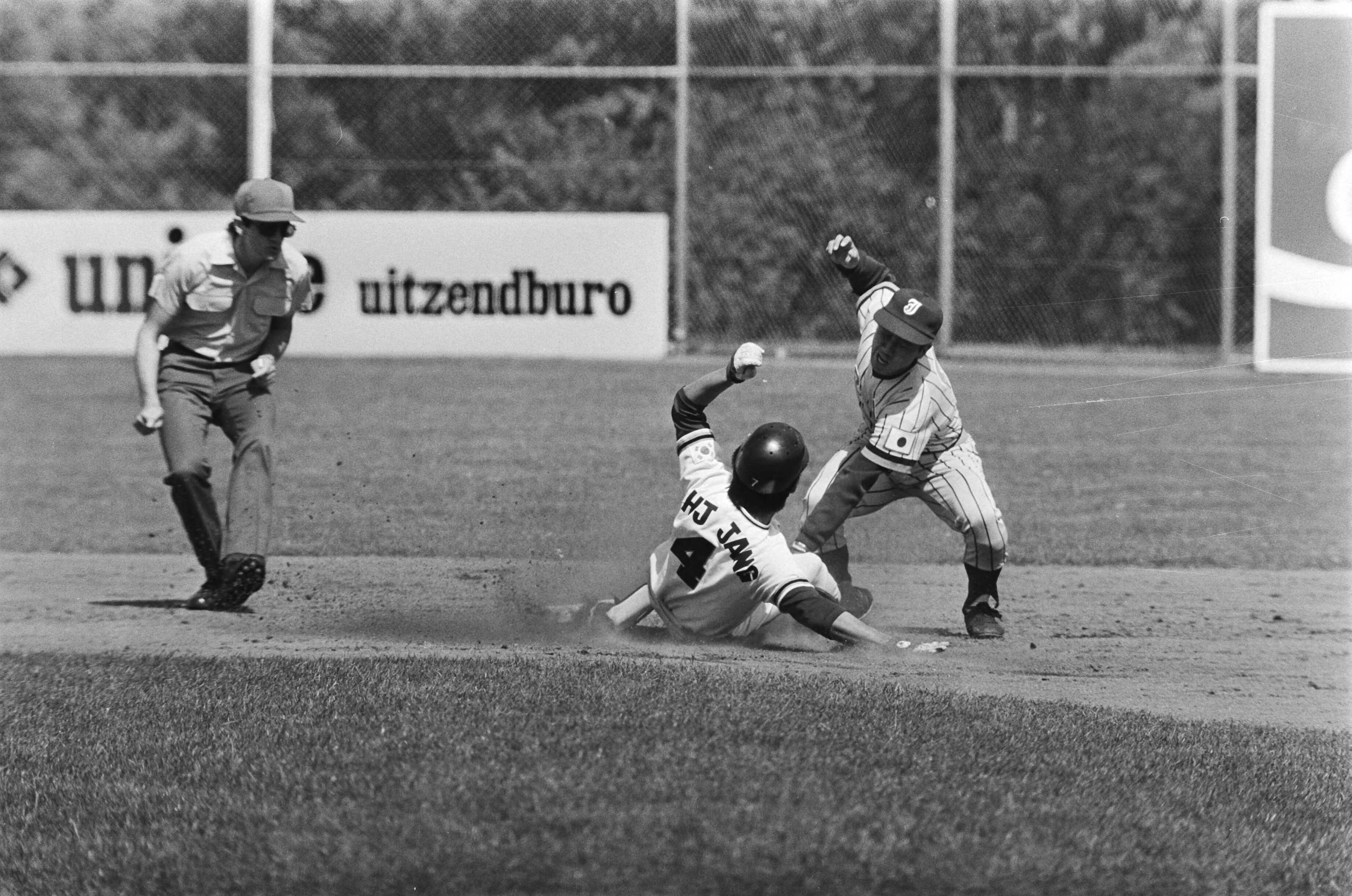 Fotocollectie Anefo — Haarlemse honkbalweek Korea tegen Japan; Bon Yen Kim (Korea) wordt uitgetikt — Foto: Peters, Hans / Anefo. Licentie: Set B: Rechtenvrij / Publiek Domein. Bron: Nationaal Archief. http://hdl.handle.net/10648/acba44e2-d0b4-102d-bcf8-003048976d84