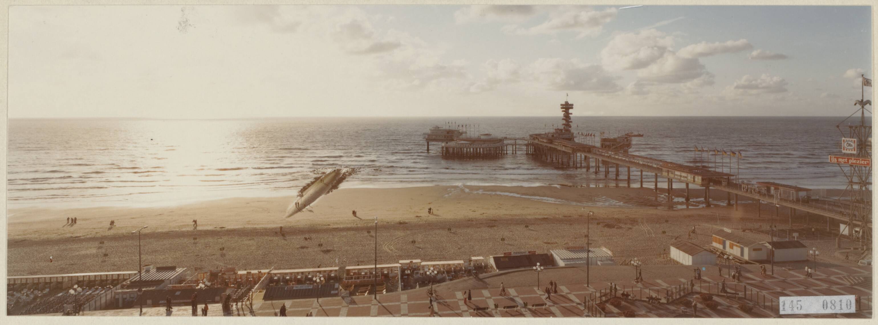 Fotocollectie Rijksvoorlichtingsdienst Eigen — Pier te Scheveningen — Foto: Rijksvoorlichtingsdienst (RVD). Licentie: Set B: Rechtenvrij / Publiek Domein. Bron: Nationaal Archief. http://hdl.handle.net/10648/af74680c-d0b4-102d-bcf8-003048976d84