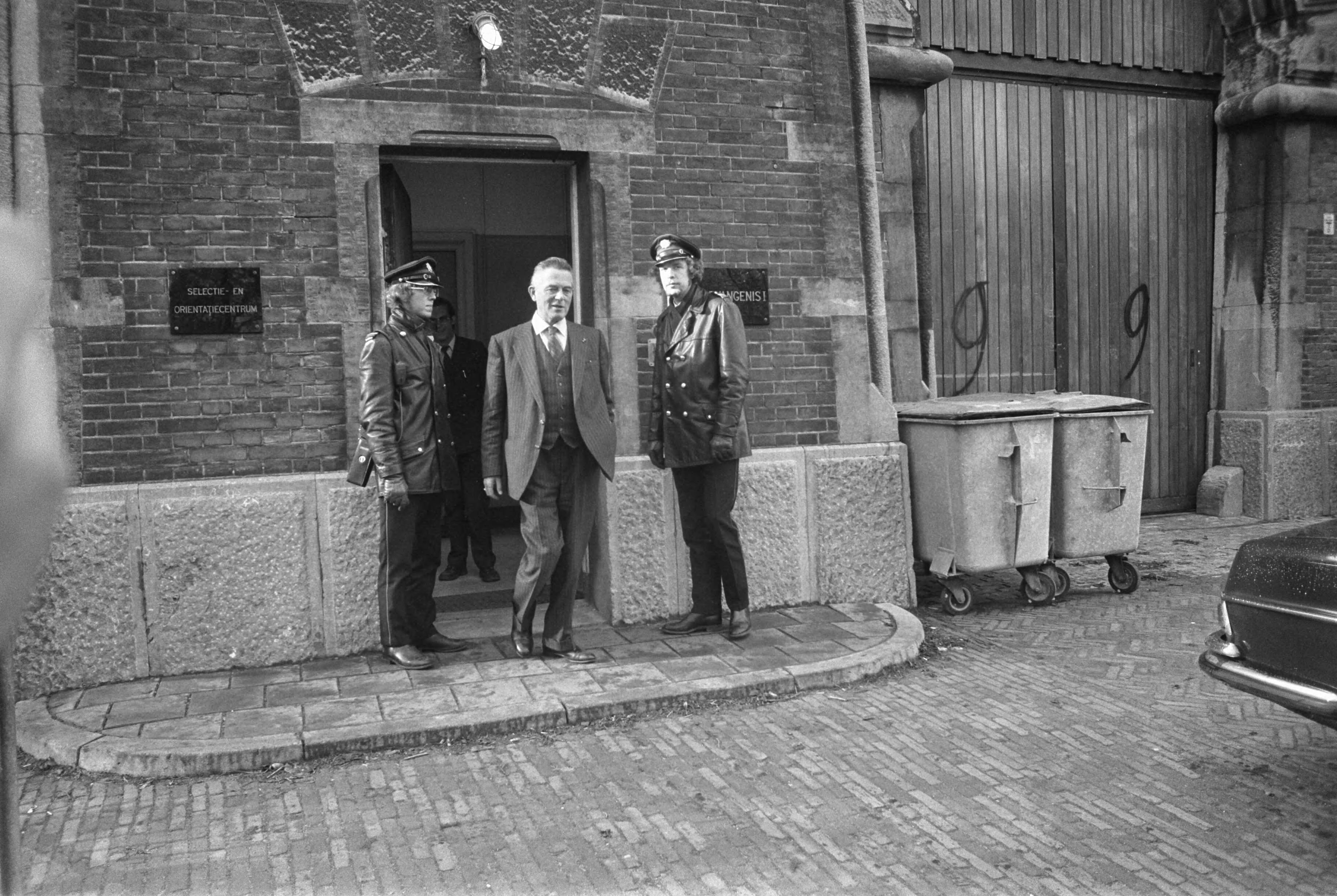 Fotocollectie Anefo — Gijzeling in gevangenis Scheveningen; perskamer met bord "Home for Christmas" — Foto: Peters, Hans / Anefo. Licentie: Set B: Rechtenvrij / Publiek Domein. Bron: Nationaal Archief. http://hdl.handle.net/10648/ac59227a-d0b4-102d-bcf8-003048976d84
