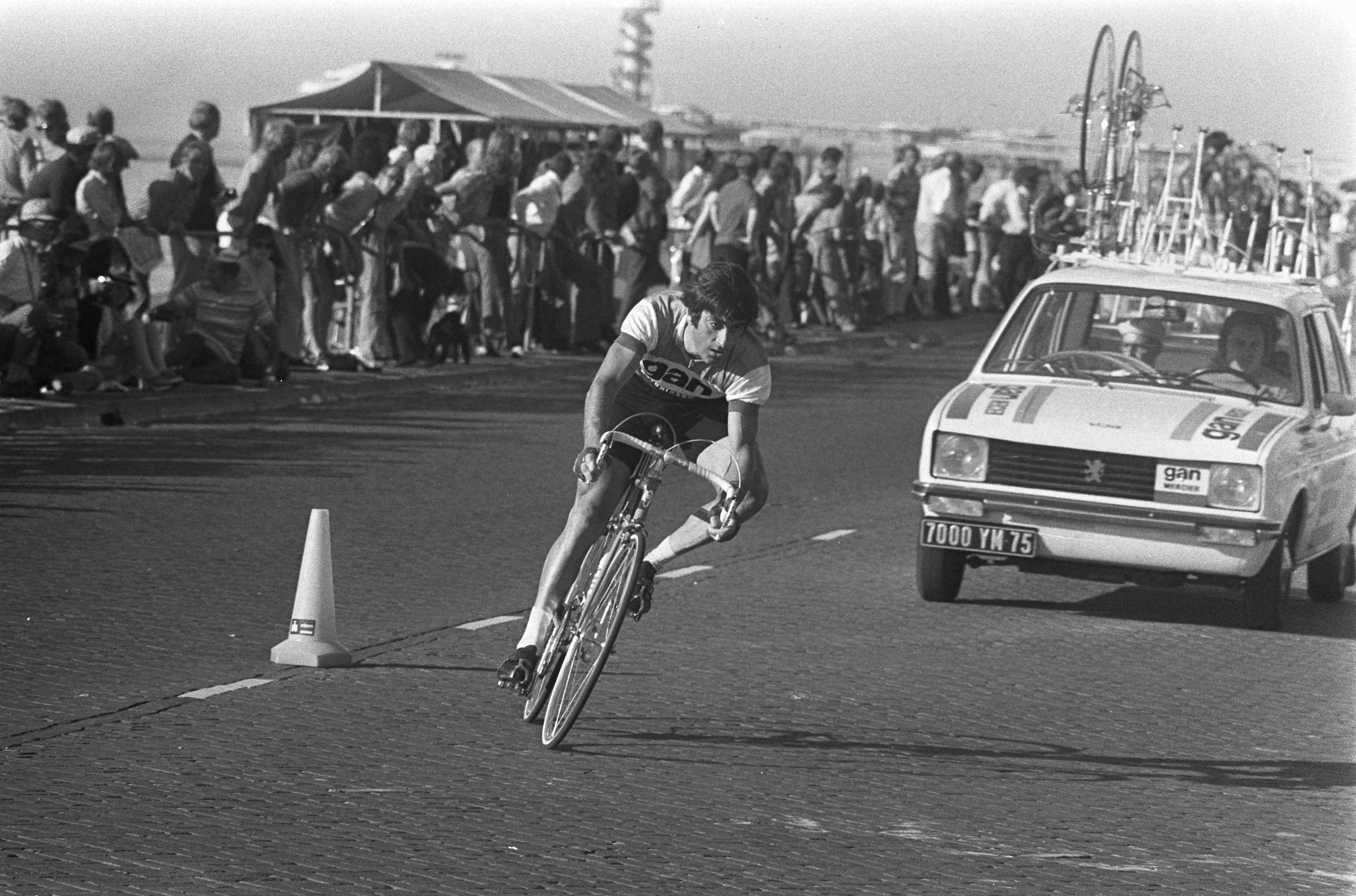 Fotocollectie Anefo — Tour de France , nummer 28 Planckaert in aktie, nummer 29 Grosskost in aktie, nummer 30 Aimer in aktie — Foto: Verhoeff, Bert / Anefo. Licentie: Set B: Rechtenvrij / Publiek Domein. Bron: Nationaal Archief. http://hdl.handle.net/10648/ac30c1e0-d0b4-102d-bcf8-003048976d84