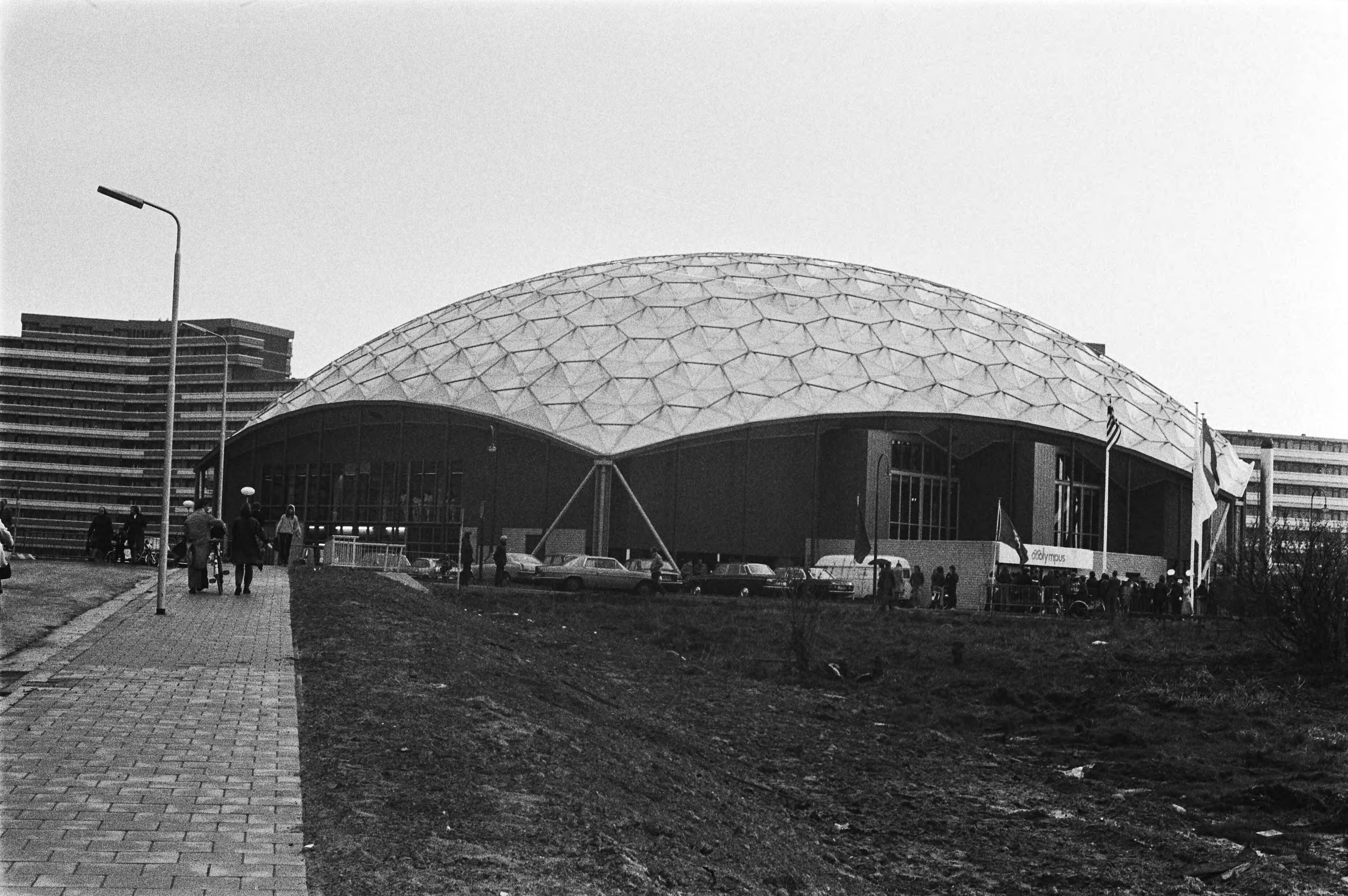 Fotocollectie Anefo — Prins Bernhard opent sportcomplex "De Olympus" in Zoetermeer; exterieur — Foto: Verhoeff, Bert / Anefo. Licentie: Set B: Rechtenvrij / Publiek Domein. Bron: Nationaal Archief. http://hdl.handle.net/10648/acb0e9b0-d0b4-102d-bcf8-003048976d84