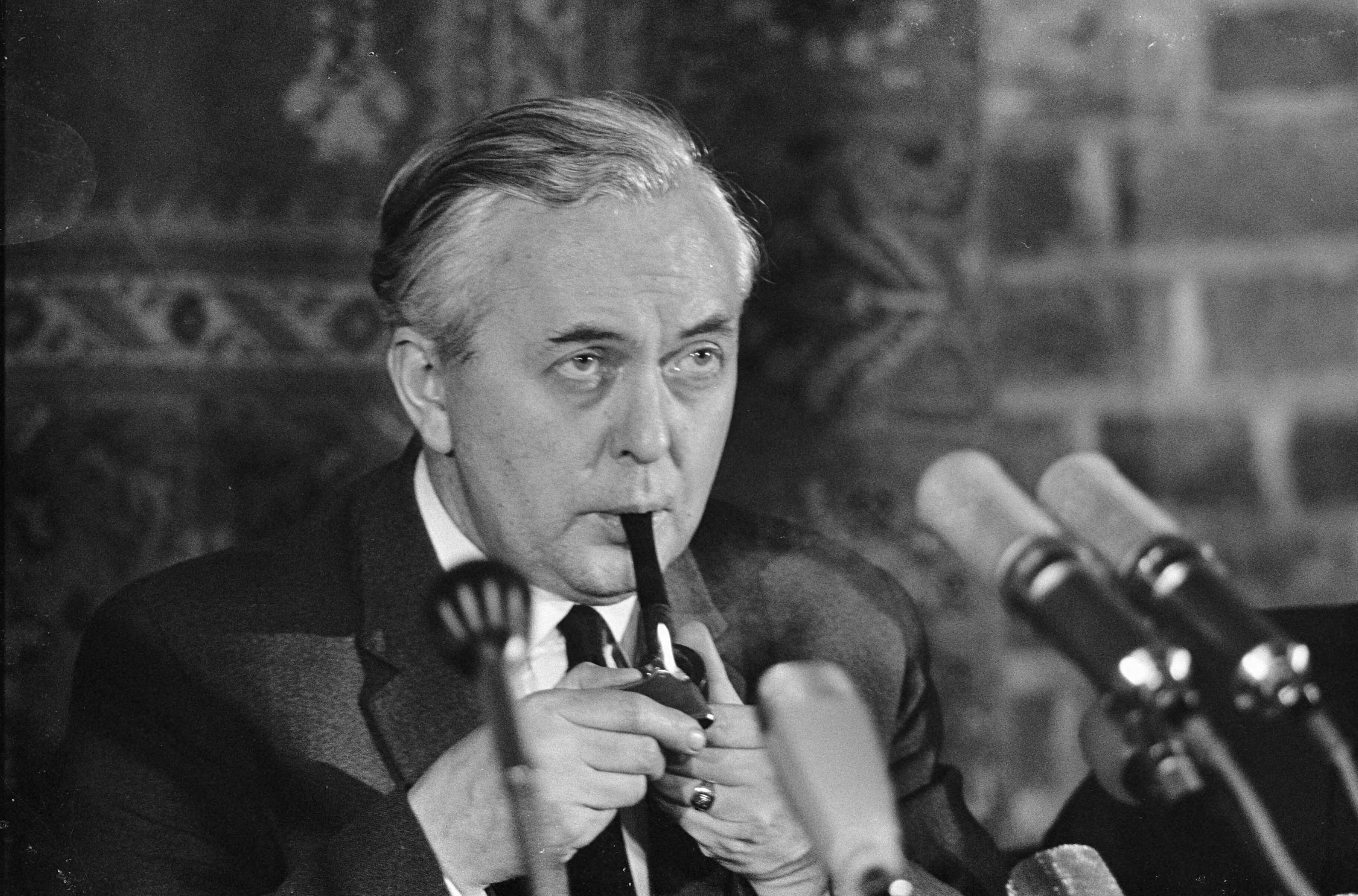 Fotocollectie Anefo — Premier Wilson gaf persconferentie na bespreking in Den Haag , Wilson tijdens persconferentie — Foto: Koch, Eric / Anefo. Licentie: Set B: Rechtenvrij / Publiek Domein. Bron: Nationaal Archief. http://hdl.handle.net/10648/ab114a00-d0b4-102d-bcf8-003048976d84