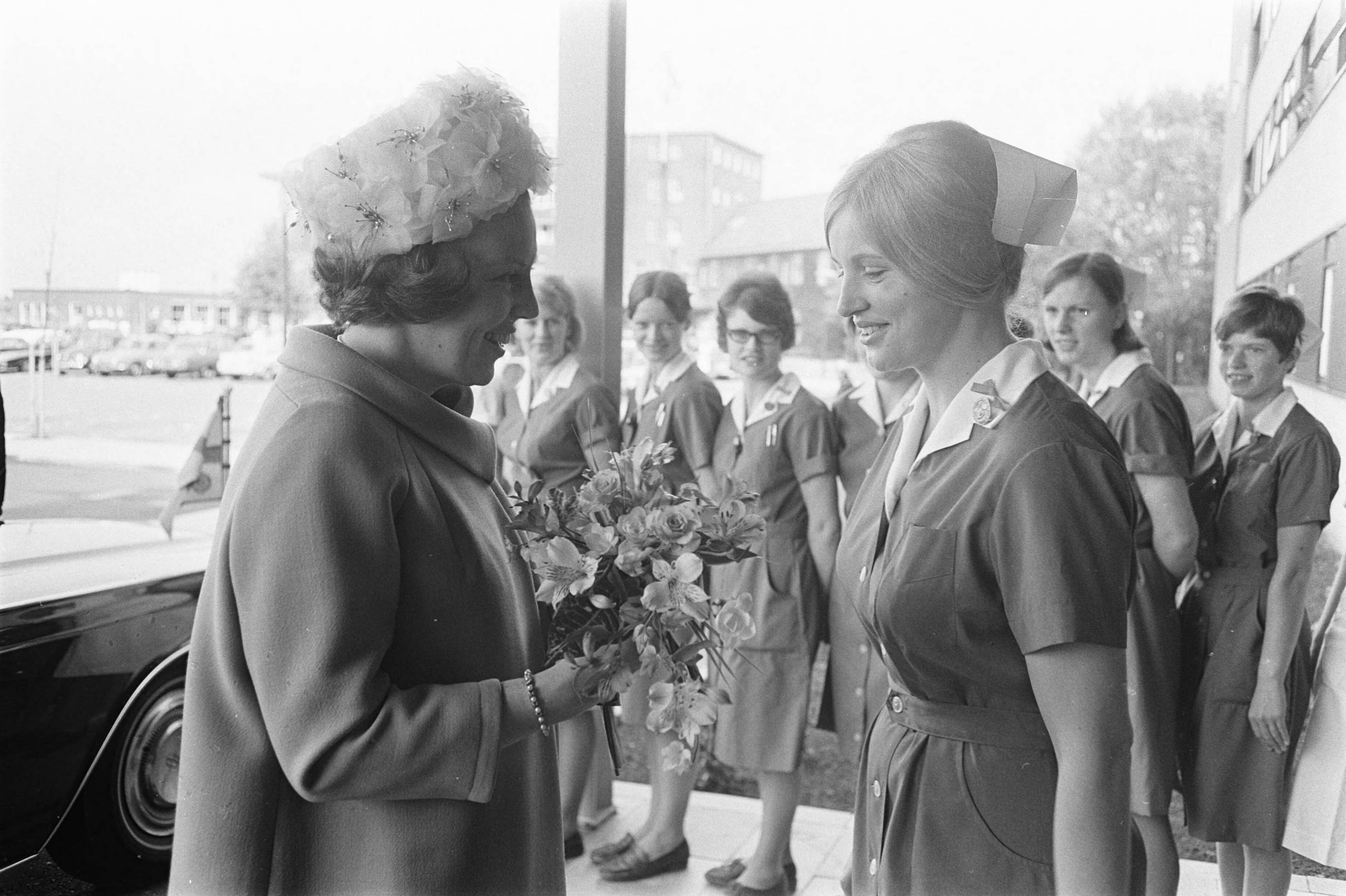 Fotocollectie Anefo — Prinses Beatrix in Drenthe opende vakantiecentrum prins Willem Alexander in Roden. Reggersoord Meppel — Foto: Koch, Eric / Anefo. Licentie: Set B: Rechtenvrij / Publiek Domein. Bron: Nationaal Archief. http://hdl.handle.net/10648/ab401ace-d0b4-102d-bcf8-003048976d84