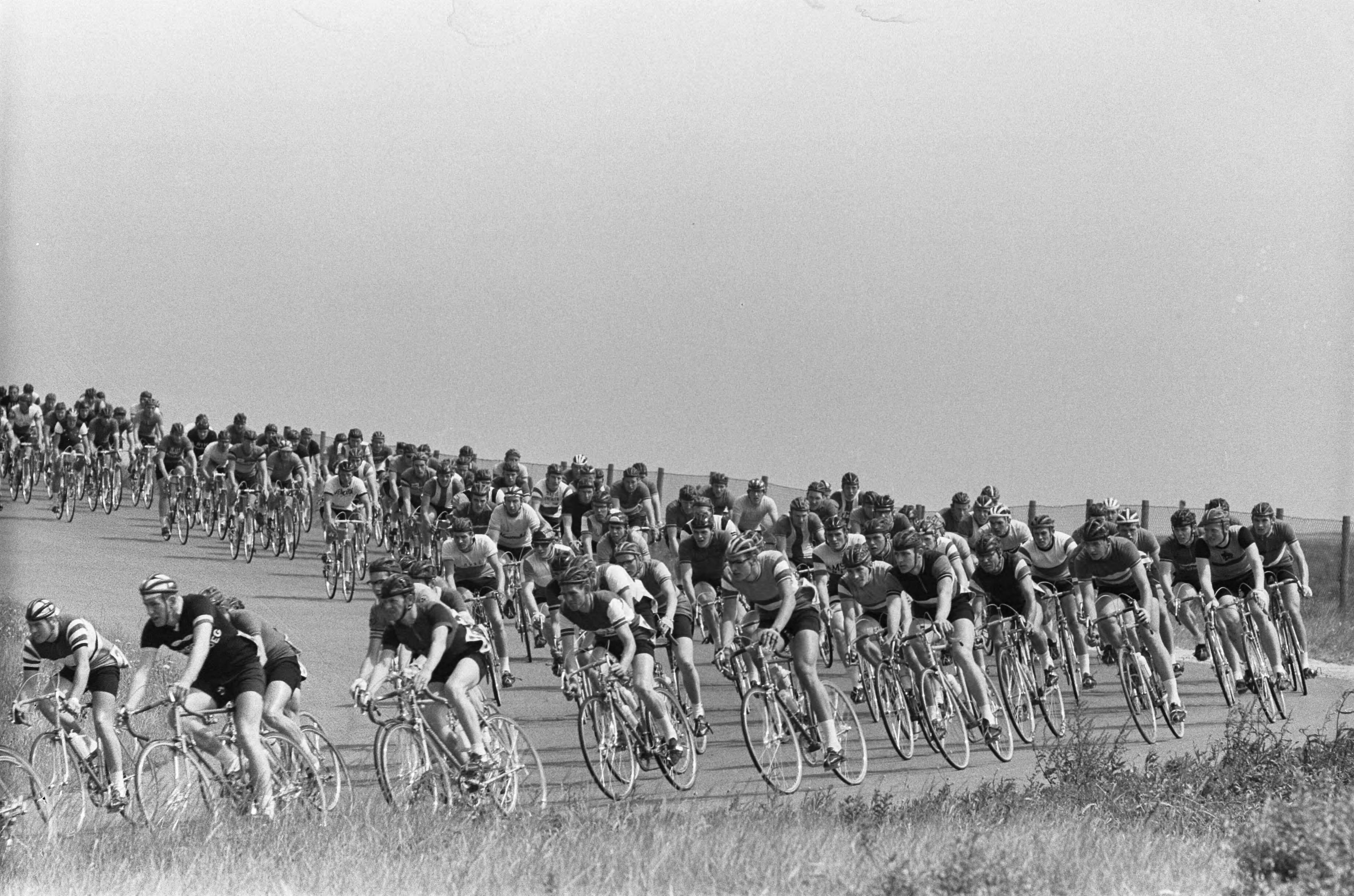 NK Wielrennen 1963 — Nederlands kampioenschap wielrennen op de weg op Circuit Zandvoort. Het rennersveld — Foto: Pot, Harry / Anefo. Licentie: Set B: Rechtenvrij / Publiek Domein. Bron: Nationaal Archief. http://hdl.handle.net/10648/aa3f3330-d0b4-102d-bcf8-003048976d84