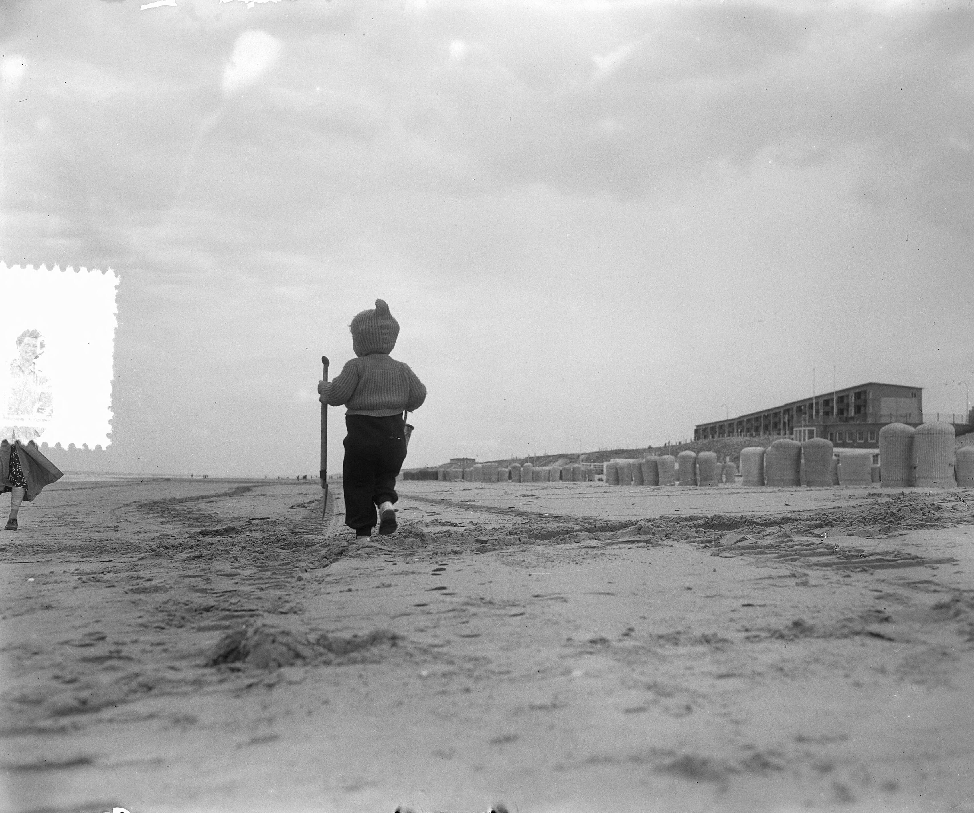 Fotocollectie Anefo — Regenplaatsjes op strand van Zandvoort — Foto: Pot, Harry / Anefo. Licentie: Set B: Rechtenvrij / Publiek Domein. Bron: Nationaal Archief. http://hdl.handle.net/10648/a90de3d0-d0b4-102d-bcf8-003048976d84