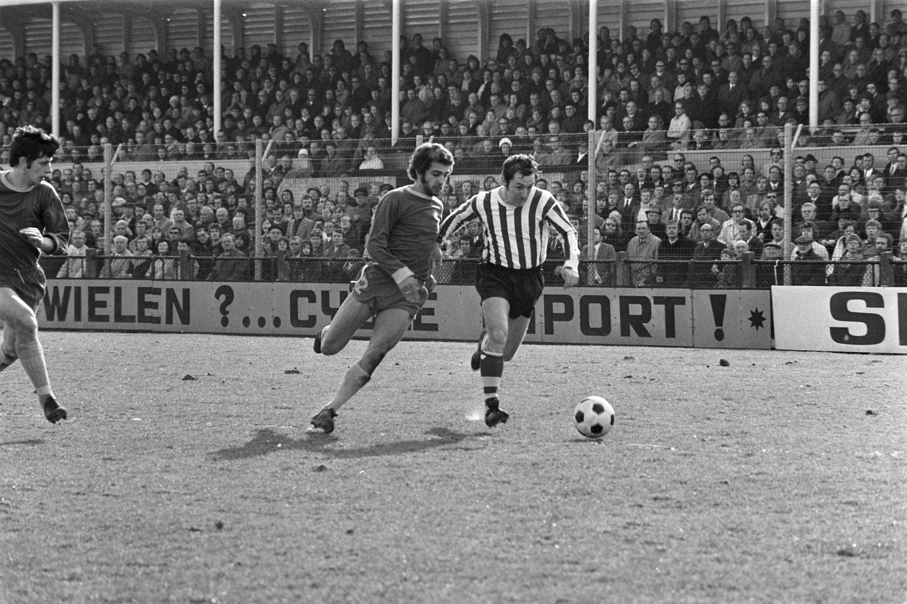 Fotocollectie Anefo — Den Haag tegen Sparta 1-1, spelmoment — Foto: Mieremet, Rob / Anefo. Licentie: Set B: Rechtenvrij / Publiek Domein. Bron: Nationaal Archief. http://hdl.handle.net/10648/abe2f424-d0b4-102d-bcf8-003048976d84