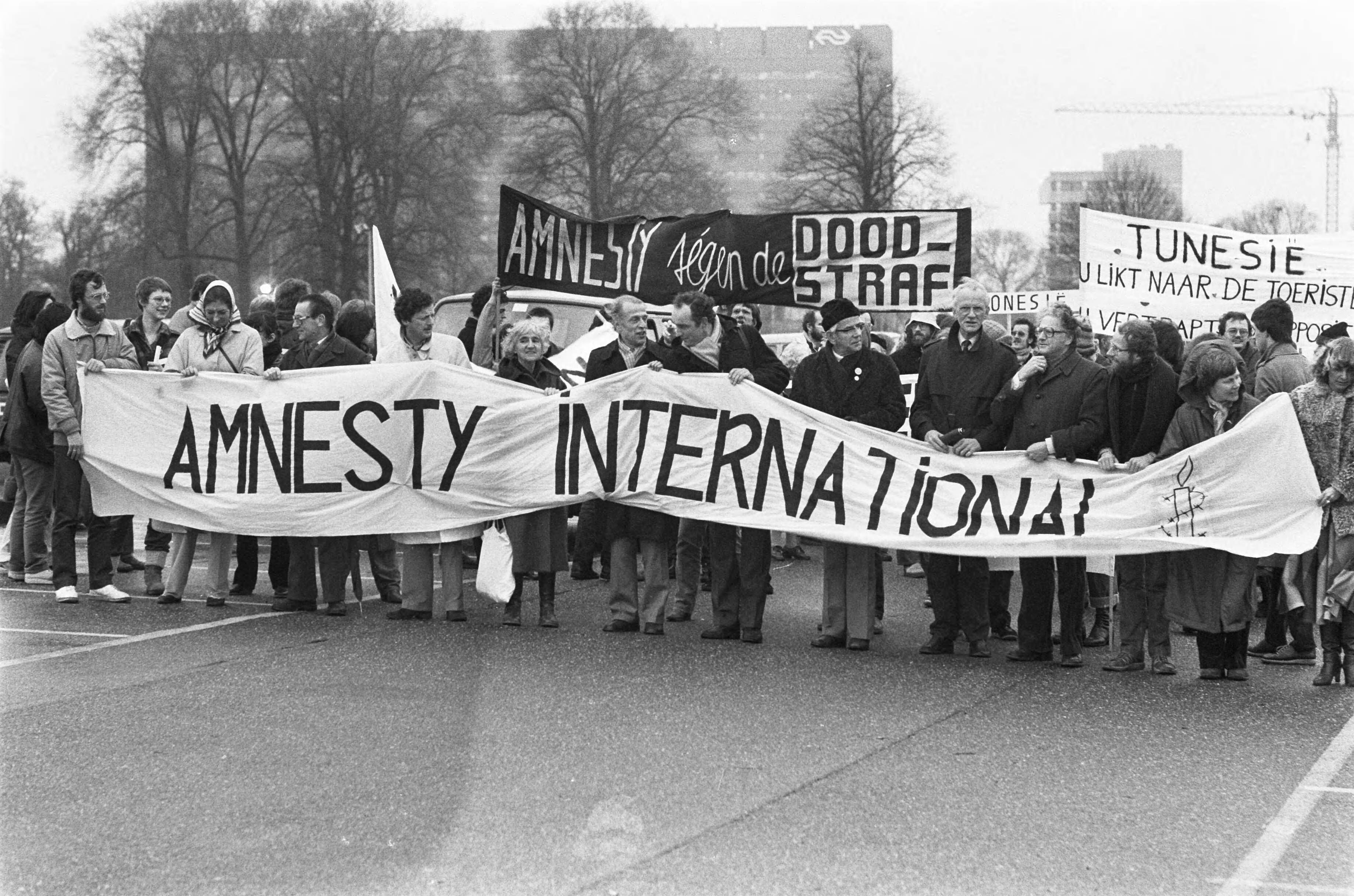 Fotocollectie Anefo — In Den Haag werd zaterdag door Amnesty International georganiseerde demonstratie gehouden tegen schending van mensenrechten in hele wereld — Foto: Croes, Rob C. / Anefo. Licentie: Set B: Rechtenvrij / Publiek Domein. Bron: Nationaal Archief. http://hdl.handle.net/10648/acf01c70-d0b4-102d-bcf8-003048976d84