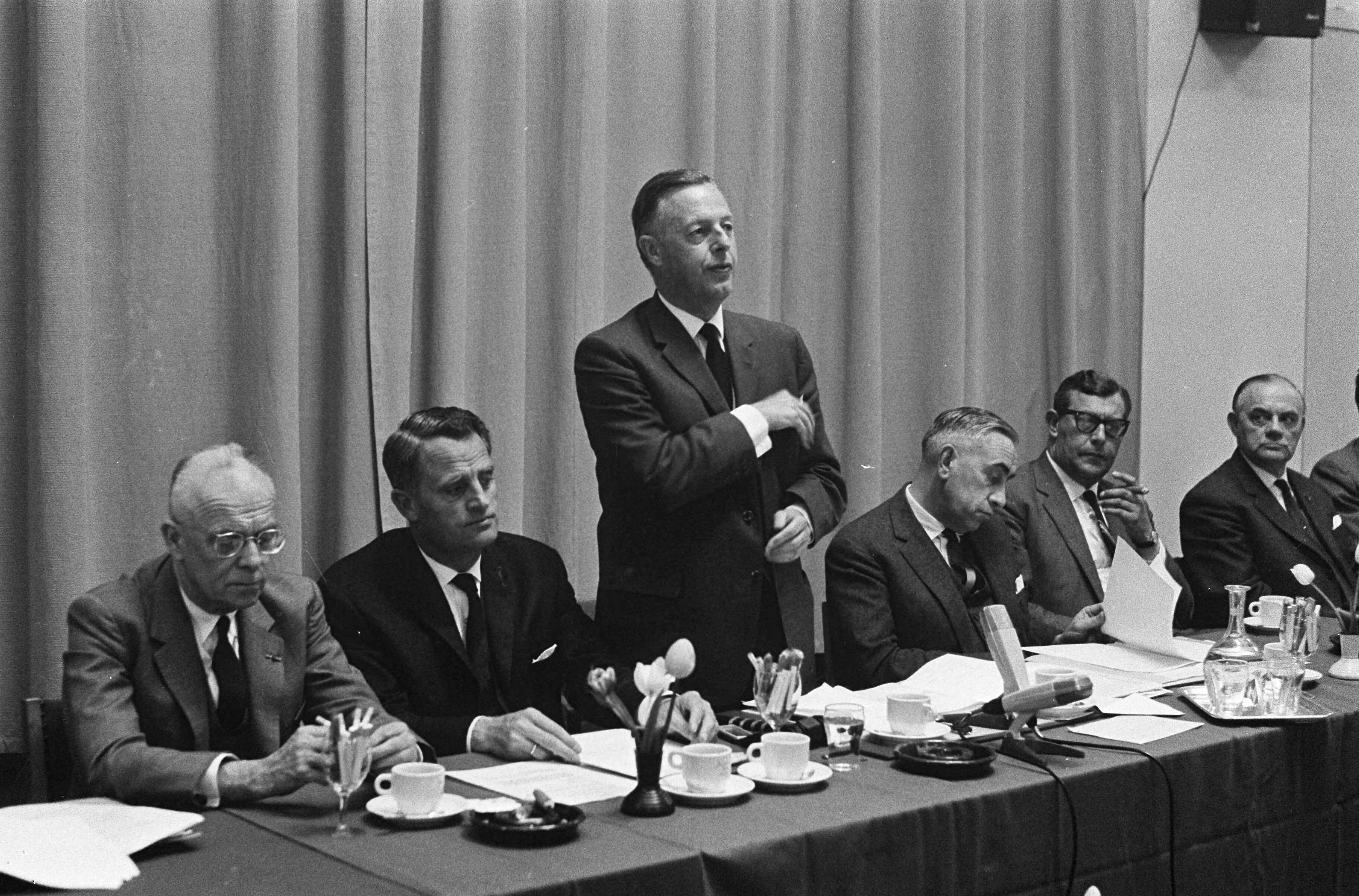 Fotocollectie Anefo — In het Jaarbeursgebouw is de Nederlandse Sport Federatie bijeengekomen, v.l.n.r. ir. A. Paulen , dr. W. van Zijl, jhr. mr. A. Feith, drs. S. C. Bakkenist, dr. C.E. v.d. Ploeg en Th. W. Aalbers — Foto: Gelderen, Hugo van / Anefo. Licentie: Set B: Rechtenvrij / Publiek Domein. Bron: Nationaal Archief. http://hdl.handle.net/10648/aa339084-d0b4-102d-bcf8-003048976d84