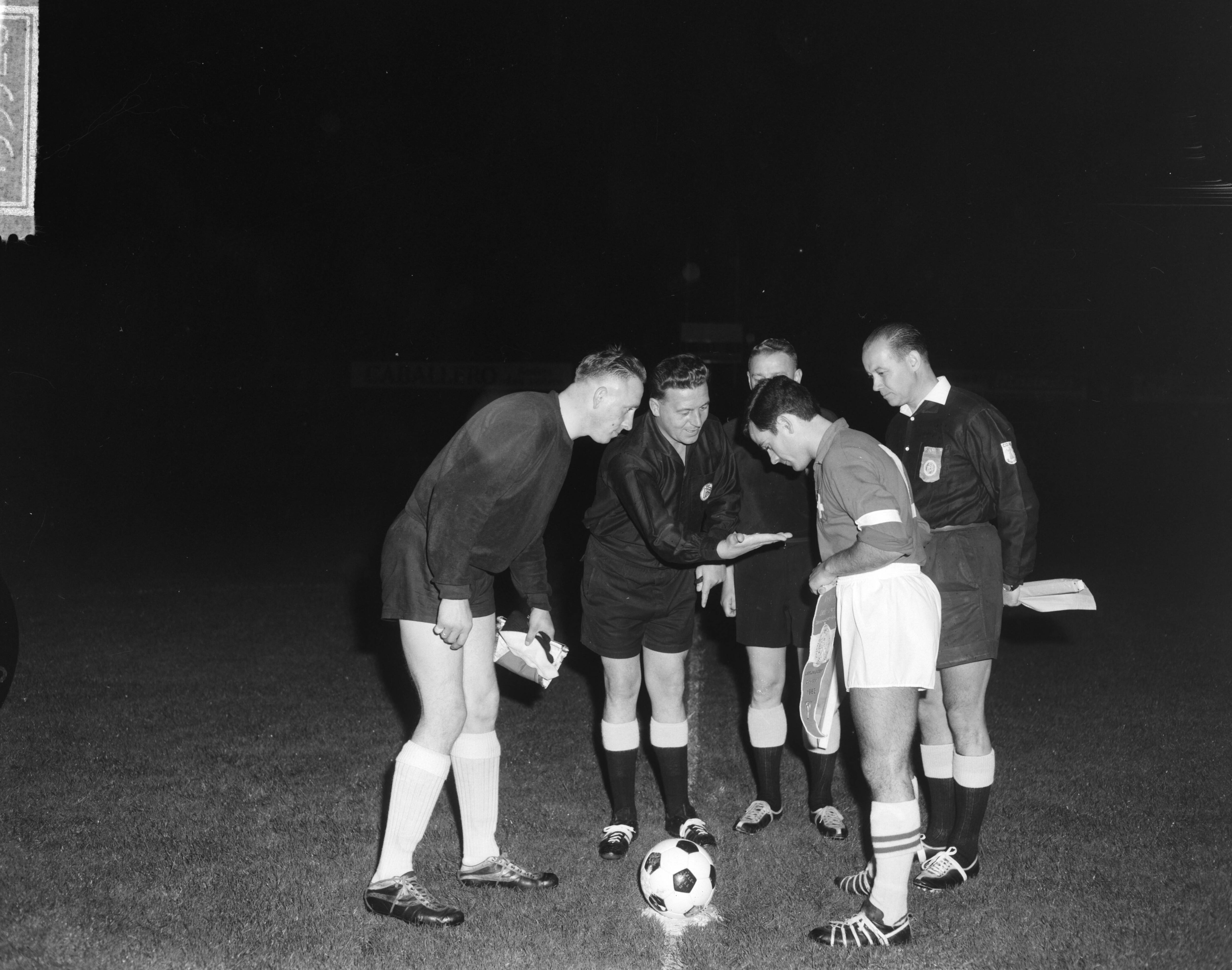 Fotocollectie Anefo — Voetbal. Nederland (zaterdagmiddagamateurs) tegen Zwitserland 4-3. De toss, links keeper Woudsma — Foto: Bilsen, Joop van / Anefo. Licentie: Set B: Rechtenvrij / Publiek Domein. Bron: Nationaal Archief. http://hdl.handle.net/10648/aa48087a-d0b4-102d-bcf8-003048976d84