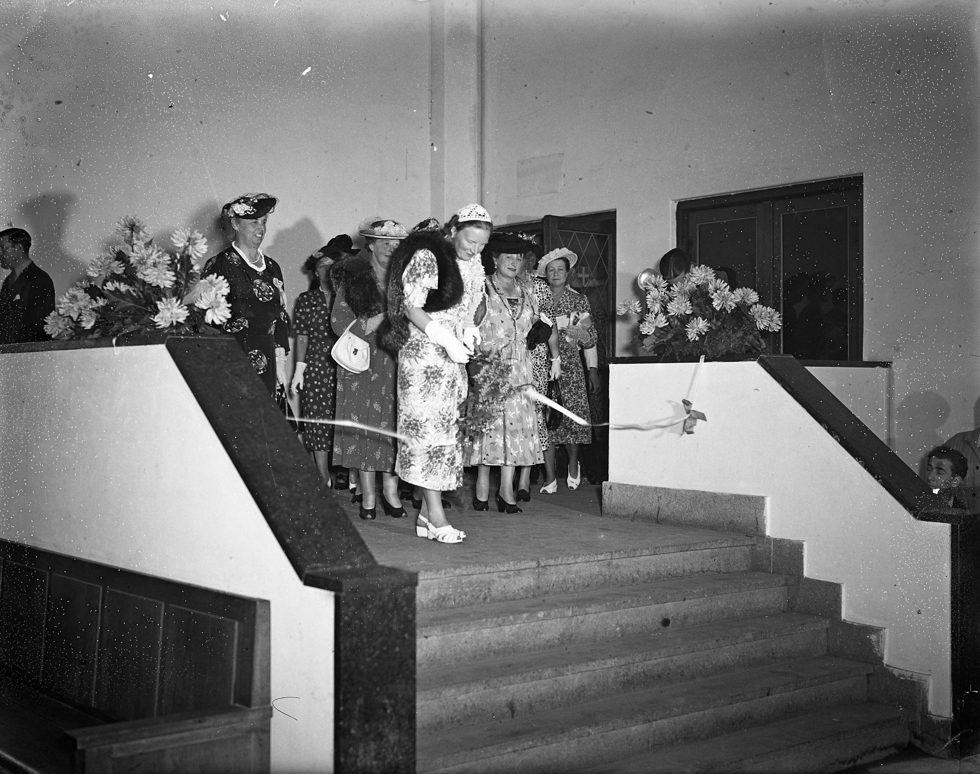 Tentoonstelling "De Nederlandse Vrouw 1898-1948" in de Houtrusthallen te Den Haag — Tentoonstelling "De Nederlandse Vrouw 1898-1948" in de Houtrusthallen te Den Haag. Opening. Prinses-regentes Juliana knipt lint door — Foto: Noske, J.D. / Anefo. Licentie: Set B: Rechtenvrij / Publiek Domein. Bron: Nationaal Archief. http://hdl.handle.net/10648/a8bb8752-d0b4-102d-bcf8-003048976d84