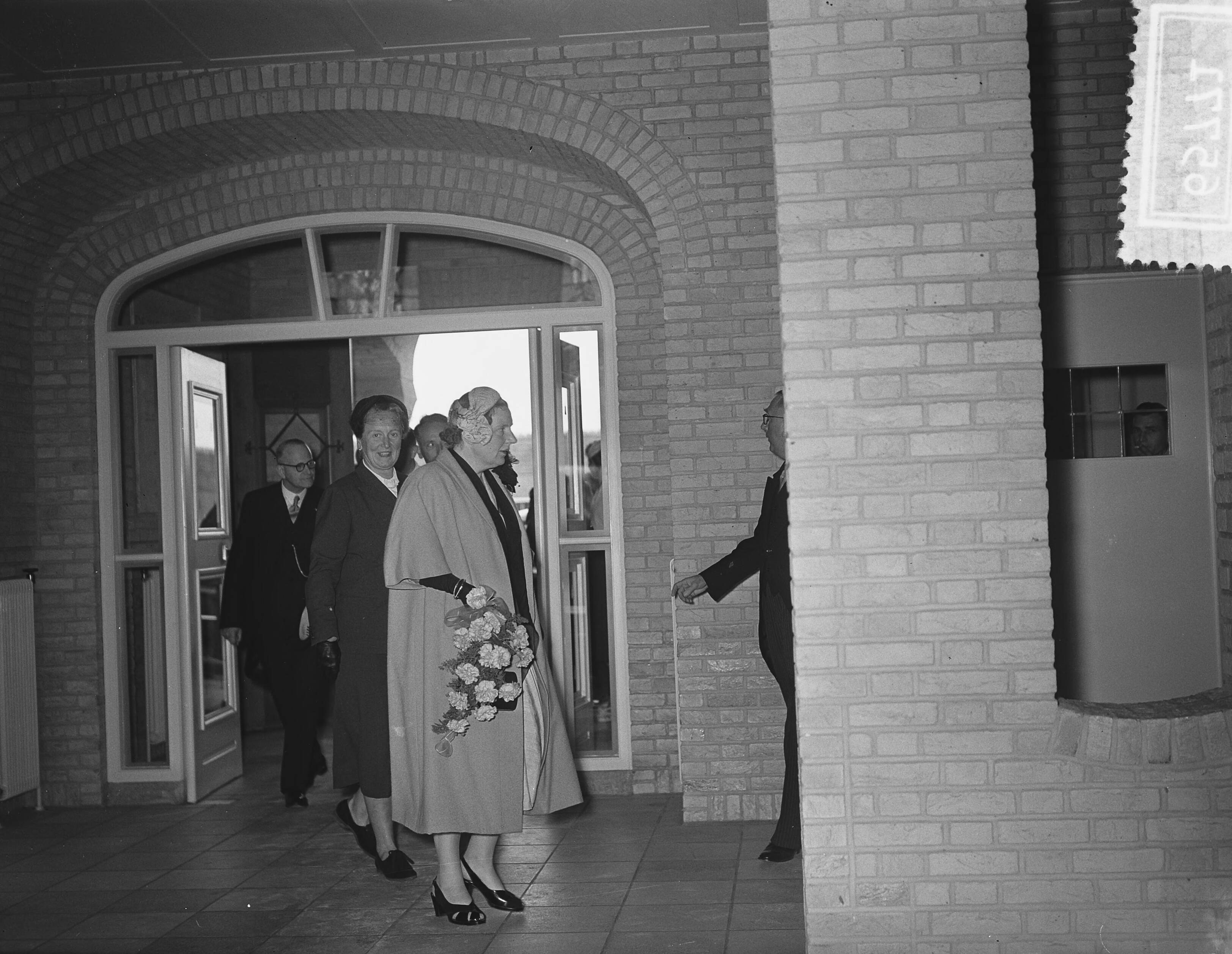Koningin Juliana opent sanatorium De Klokkenberg in Breda — Opening van sanatorium "Klokkenberg". Koningin Juliana — Foto: Bilsen, Joop van / Anefo. Licentie: Set B: Rechtenvrij / Publiek Domein. Bron: Nationaal Archief. http://hdl.handle.net/10648/a9253e86-d0b4-102d-bcf8-003048976d84
