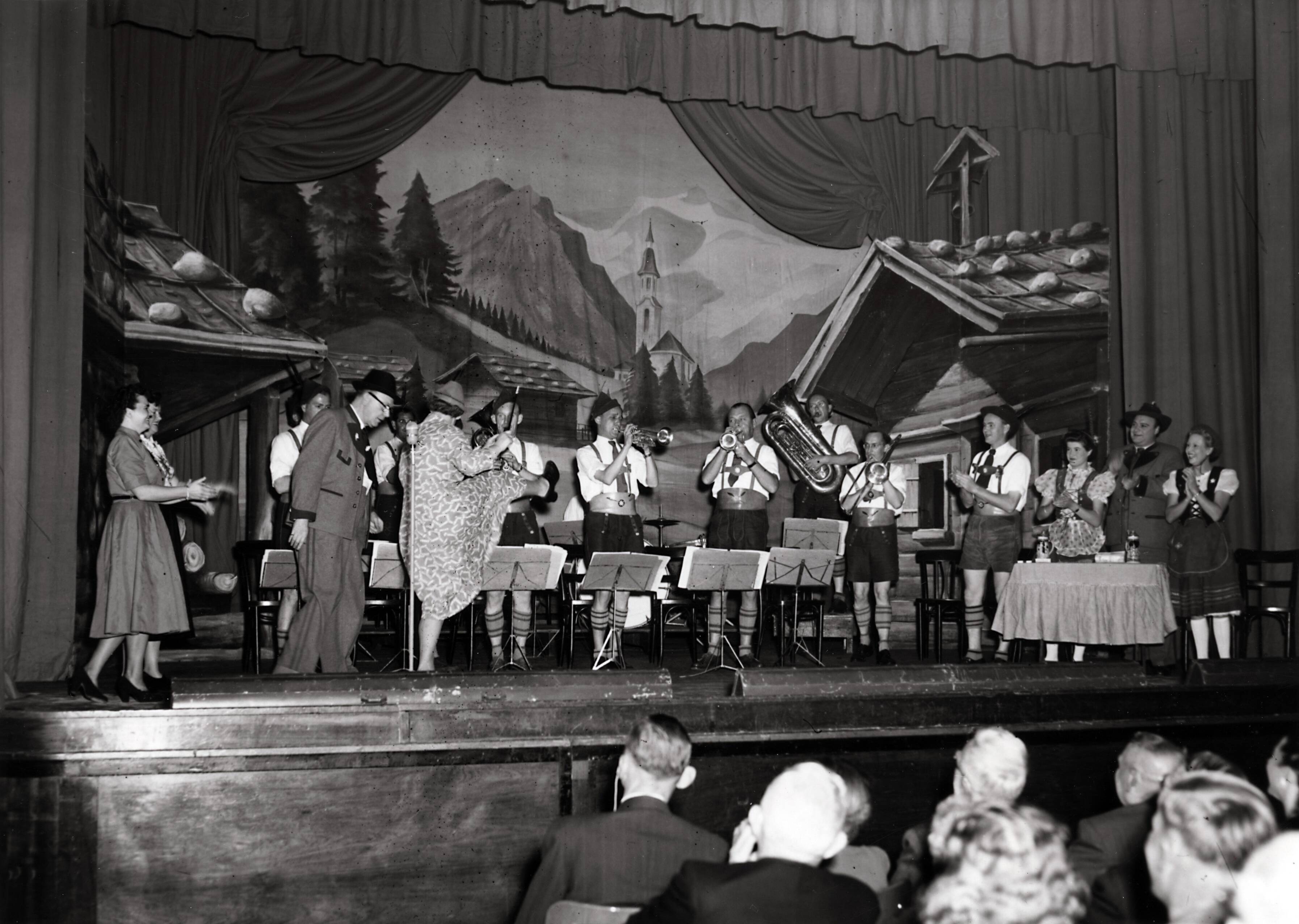 Drukkerij Spaarnestad — [40-jarig jubileum N.V. De Spaarnestad] [feestavond in de Stadsschouwburg] — Foto: Fotograaf Onbekend / Fotobureau onbekend / Spaarnestad Photo (05887). Licentie: Set B: Rechtenvrij / Publiek Domein. Bron: Nationaal Archief. http://hdl.handle.net/10648/35429da6-3a1d-a382-e063-6df0900a6686