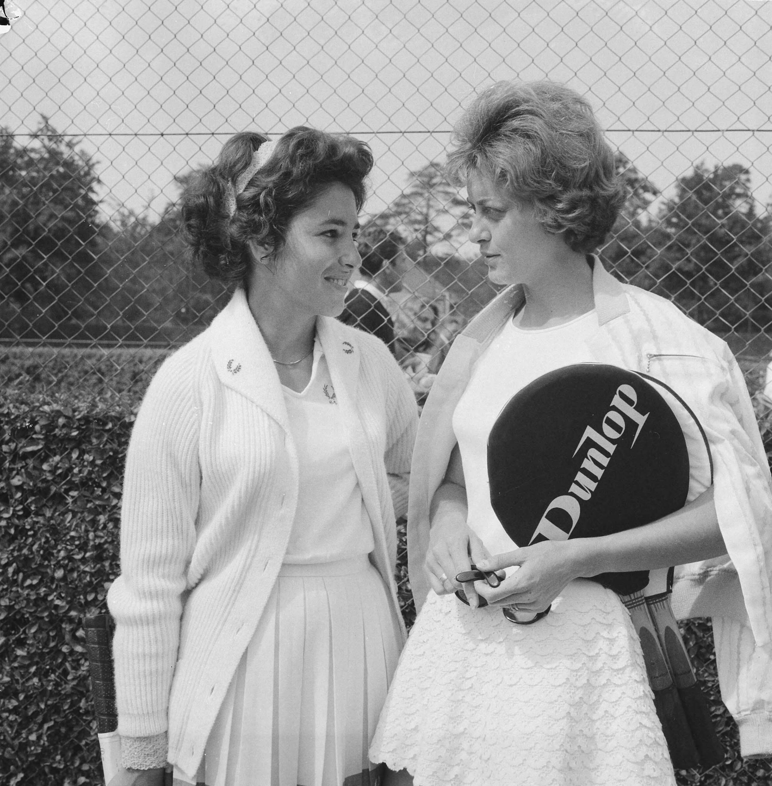 Fotocollectie Anefo — Tenniskampioenschappen te Hilversum het dames-dubbel mejuffrouw M. Garson en mevrouw S. Price Reynolds — Foto: Koch, Eric / Anefo. Licentie: Set B: Rechtenvrij / Publiek Domein. Bron: Nationaal Archief. http://hdl.handle.net/10648/aa119fb0-d0b4-102d-bcf8-003048976d84