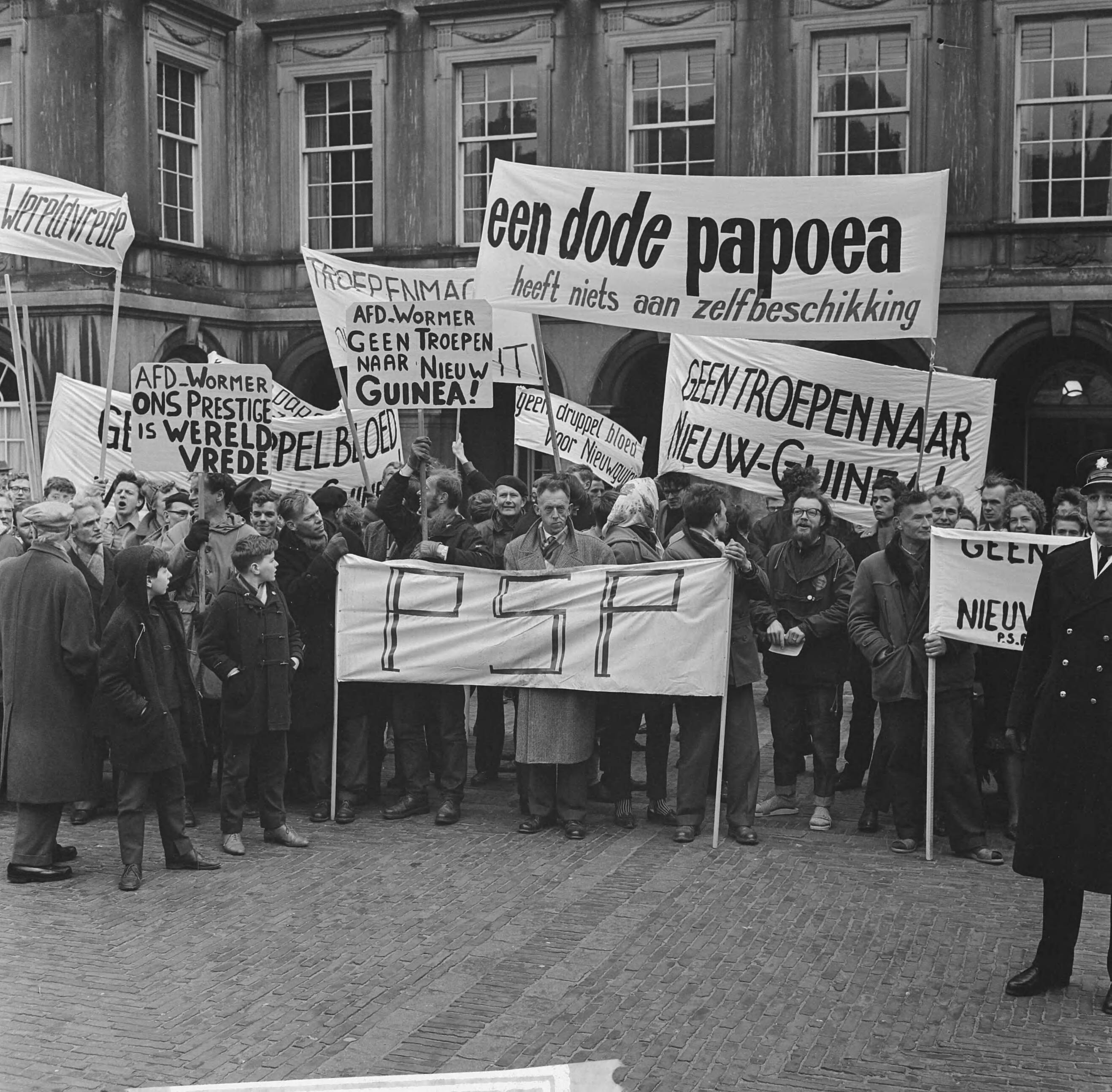 Fotocollectie Anefo — PSP-demonstratie op het Binnenhof te Den Haag — Foto: Koch, Eric / Anefo. Licentie: Set B: Rechtenvrij / Publiek Domein. Bron: Nationaal Archief. http://hdl.handle.net/10648/aa026dba-d0b4-102d-bcf8-003048976d84