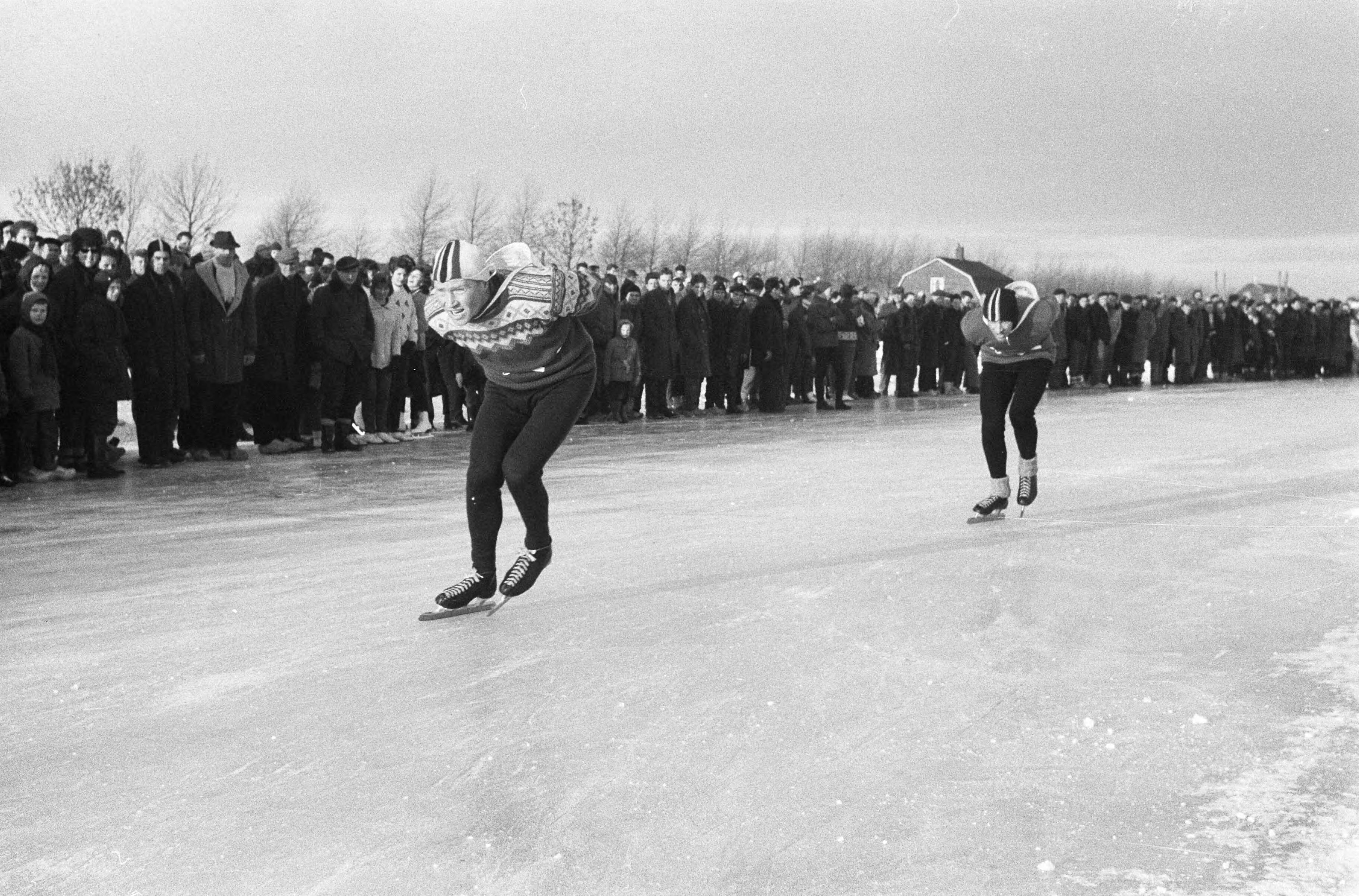 Fotocollectie Anefo — Langebaanwedstrijden schaatsen in Ter Aar. Vooraan, de Elfstedentochtwinnaar Reinier Paping — Foto: Koch, Eric / Anefo. Licentie: Set B: Rechtenvrij / Publiek Domein. Bron: Nationaal Archief. http://hdl.handle.net/10648/aa26e884-d0b4-102d-bcf8-003048976d84