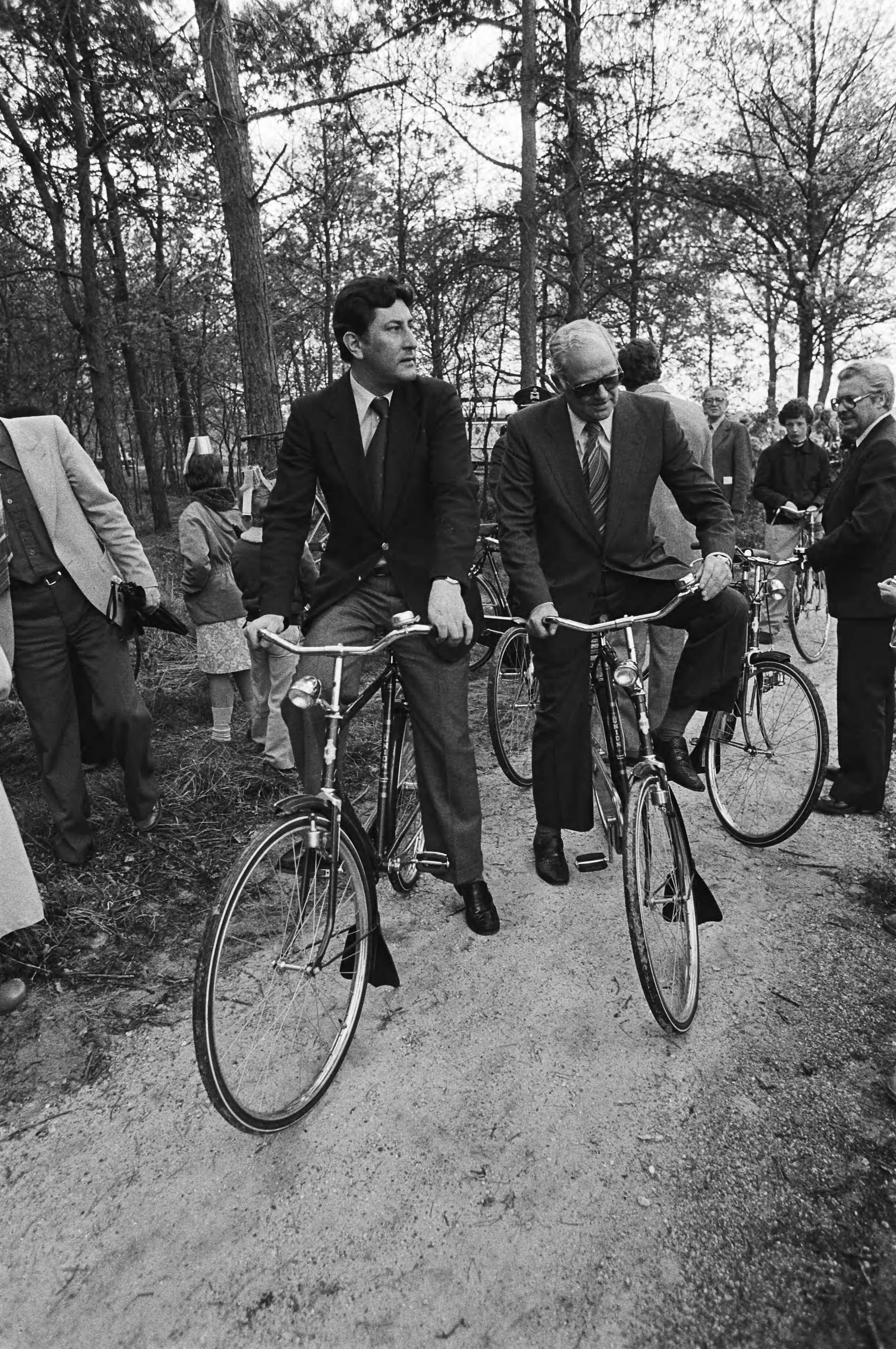 Minister v.d. Stee en staatssecretaris Wallis de Vries stellen recreatief 80 km lange fietspadenplan in Berlicum in gebruik — Op gewone fietsen — Foto: Suyk, Koen / Anefo. Licentie: Set B: Rechtenvrij / Publiek Domein. Bron: Nationaal Archief. http://hdl.handle.net/10648/acca4892-d0b4-102d-bcf8-003048976d84