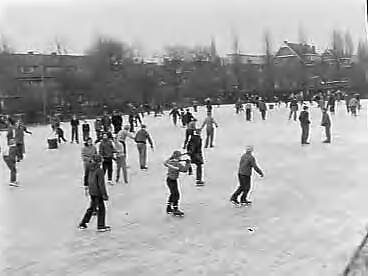 Fotocollectie Anefo — IJspret op de ijsbaan te Den Haag — Foto: Pot, Harry / Anefo. Licentie: Set B: Rechtenvrij / Publiek Domein. Bron: Nationaal Archief. http://hdl.handle.net/10648/a954aafe-d0b4-102d-bcf8-003048976d84