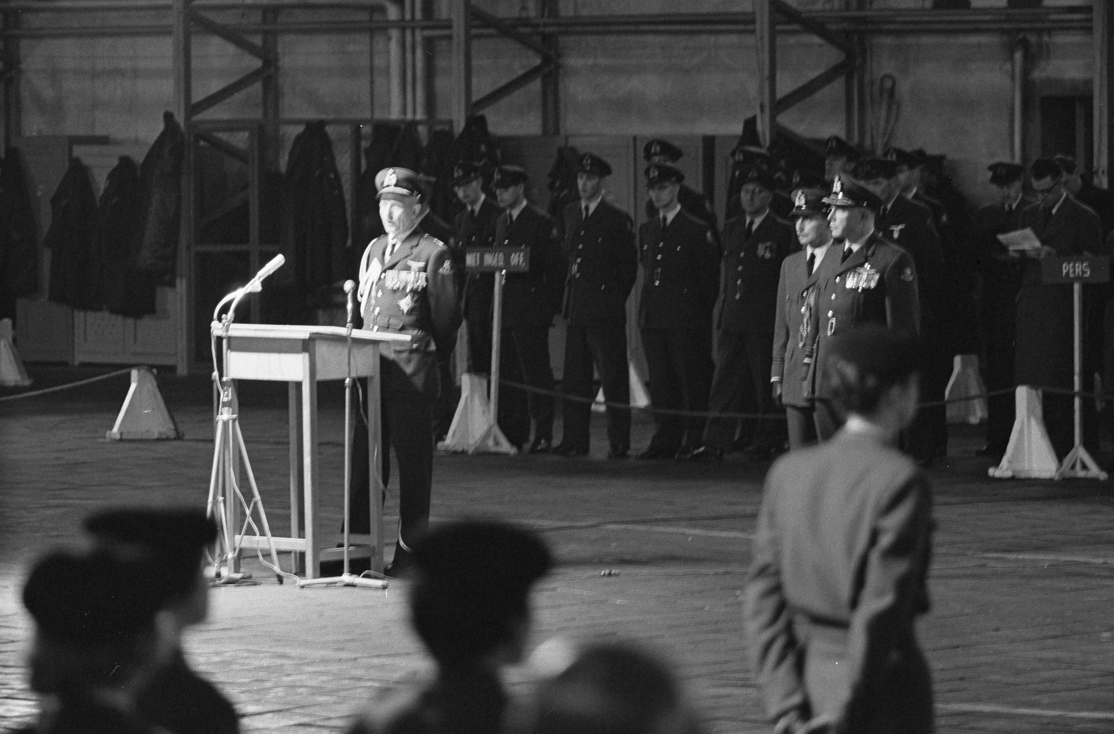 Fotocollectie Anefo — Overdracht van het commando der Luchtstrijdkrachten te Soesterberg door luitenant-generaal H. Schaper aan luitenant-generaal H.P. Zielstra. Toespraak van H. Schaper — Foto: Pot, Harry / Anefo. Licentie: Set B: Rechtenvrij / Publiek Domein. Bron: Nationaal Archief. http://hdl.handle.net/10648/a9ee8b42-d0b4-102d-bcf8-003048976d84