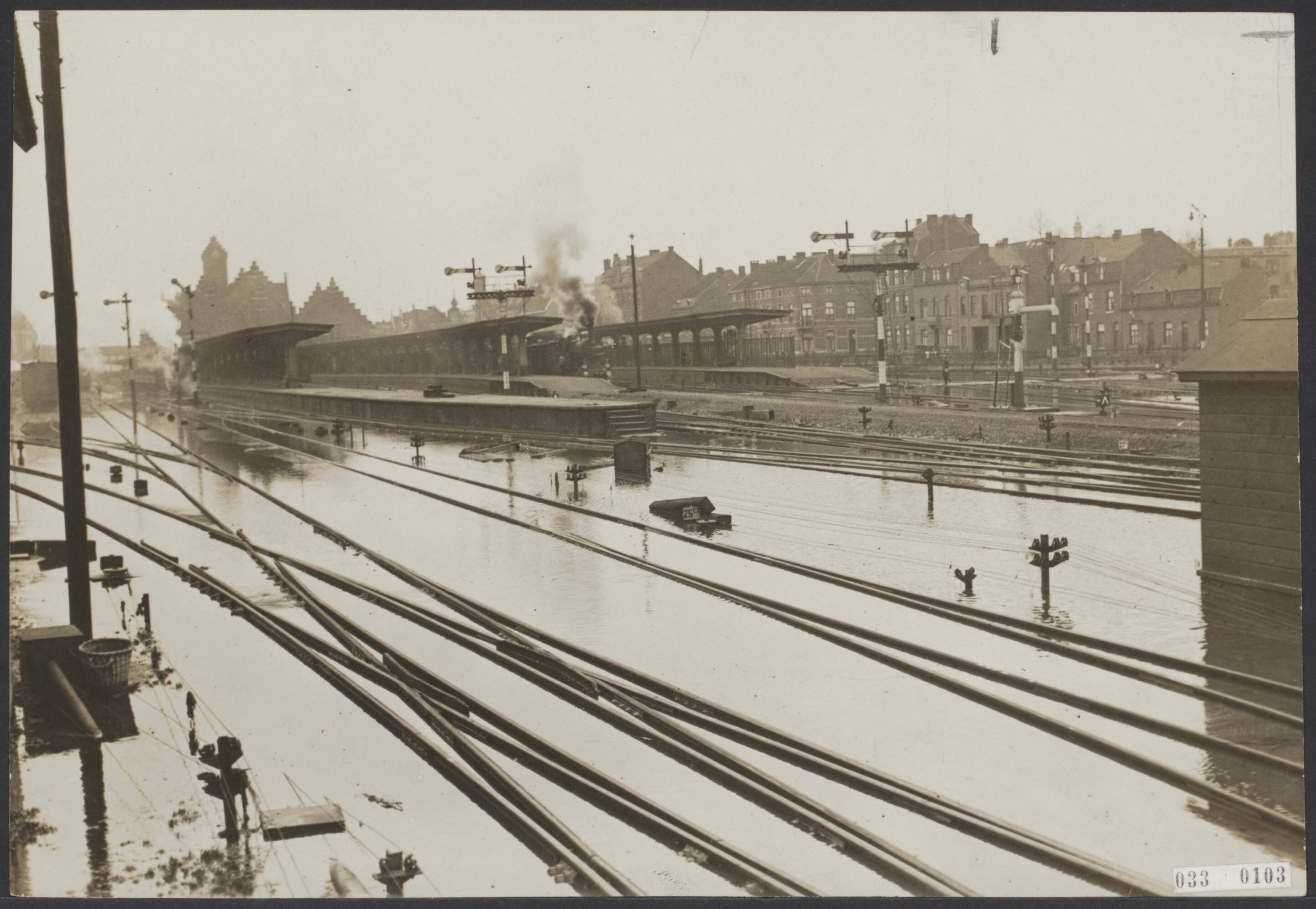 Fotocollectie Elsevier Binnenland — Ten gevolge van grote stormen en de hoge stand van de rivieren vonden grote overstromingen plaats. Het spoorwegemplacement te Maastricht — Foto: Internationaal Persfotobureau. Licentie: Set B: Rechtenvrij / Publiek Domein. Bron: Nationaal Archief. http://hdl.handle.net/10648/ade5e2e0-d0b4-102d-bcf8-003048976d84