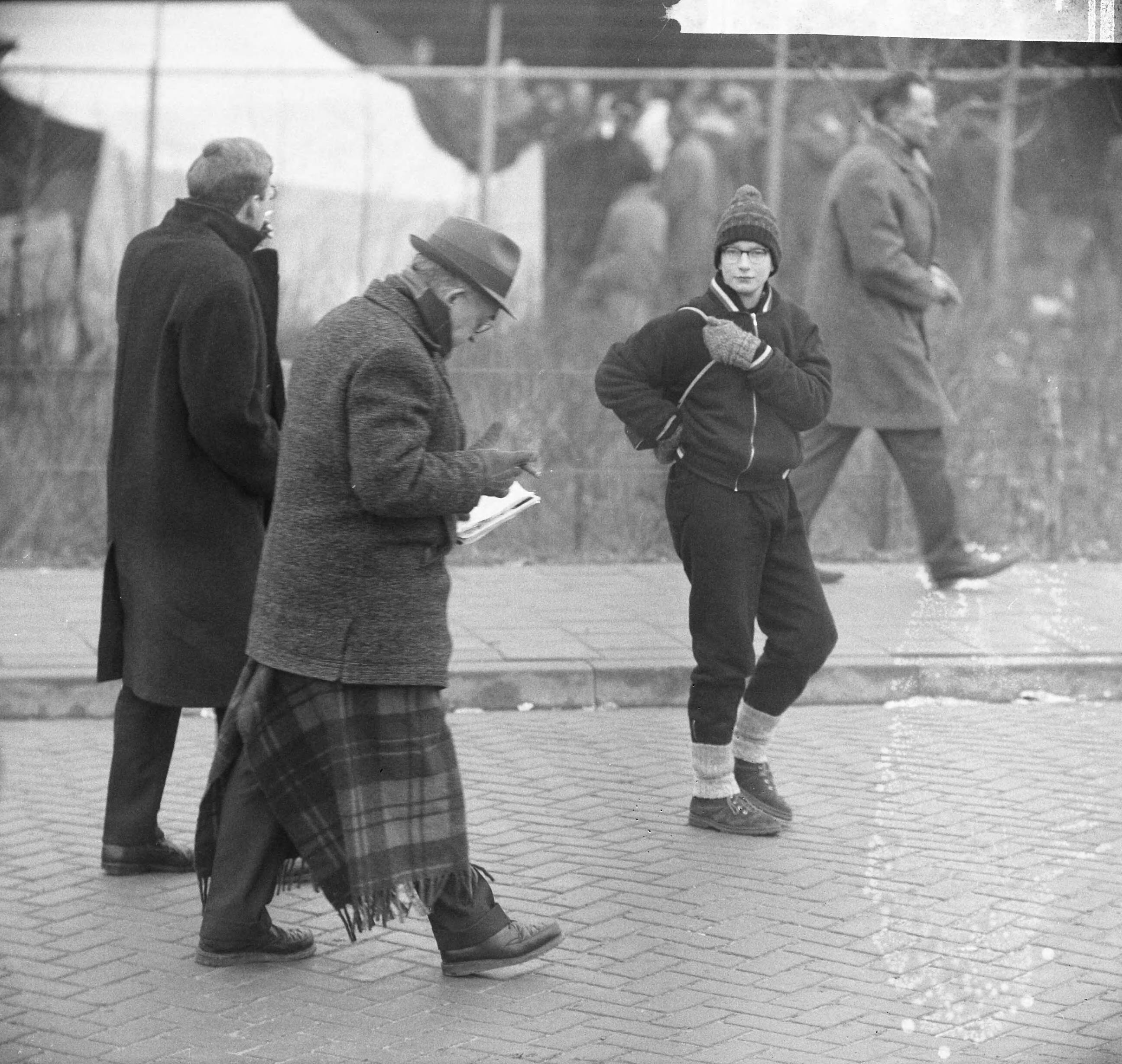 Fotocollectie Anefo — Europese Schaatskampioenschappen te Deventer, official me dekens om benen — Foto: Nijs, Jac. de / Anefo. Licentie: Set B: Rechtenvrij / Publiek Domein. Bron: Nationaal Archief. http://hdl.handle.net/10648/aad82c84-d0b4-102d-bcf8-003048976d84