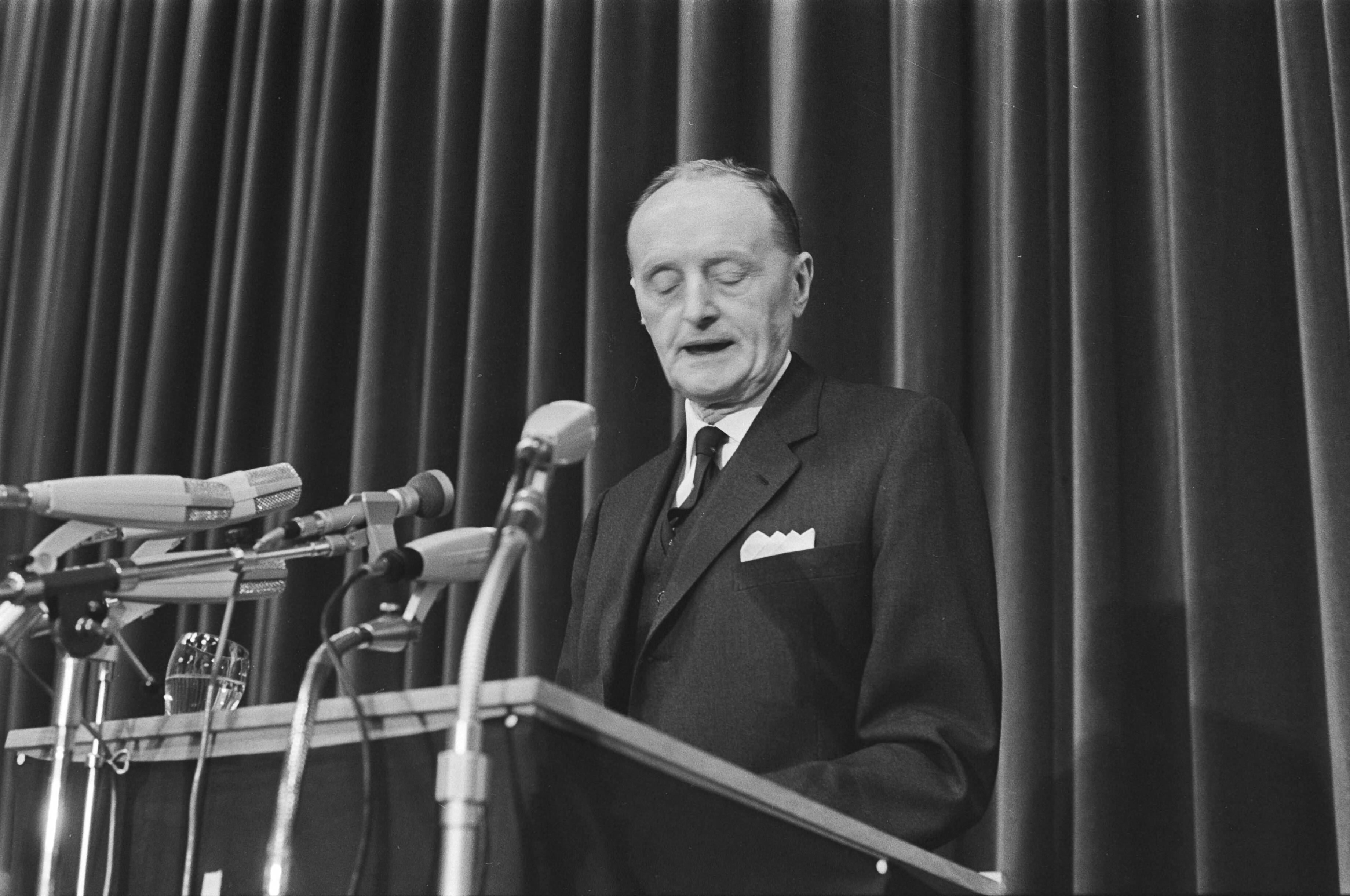 Fotocollectie Anefo — NATO Parlement bijeen in Ridderzaal, Den Haag ; Brosio aan het woord — Foto: Koch, Eric / Anefo. Licentie: Set B: Rechtenvrij / Publiek Domein. Bron: Nationaal Archief. http://hdl.handle.net/10648/aba96d44-d0b4-102d-bcf8-003048976d84