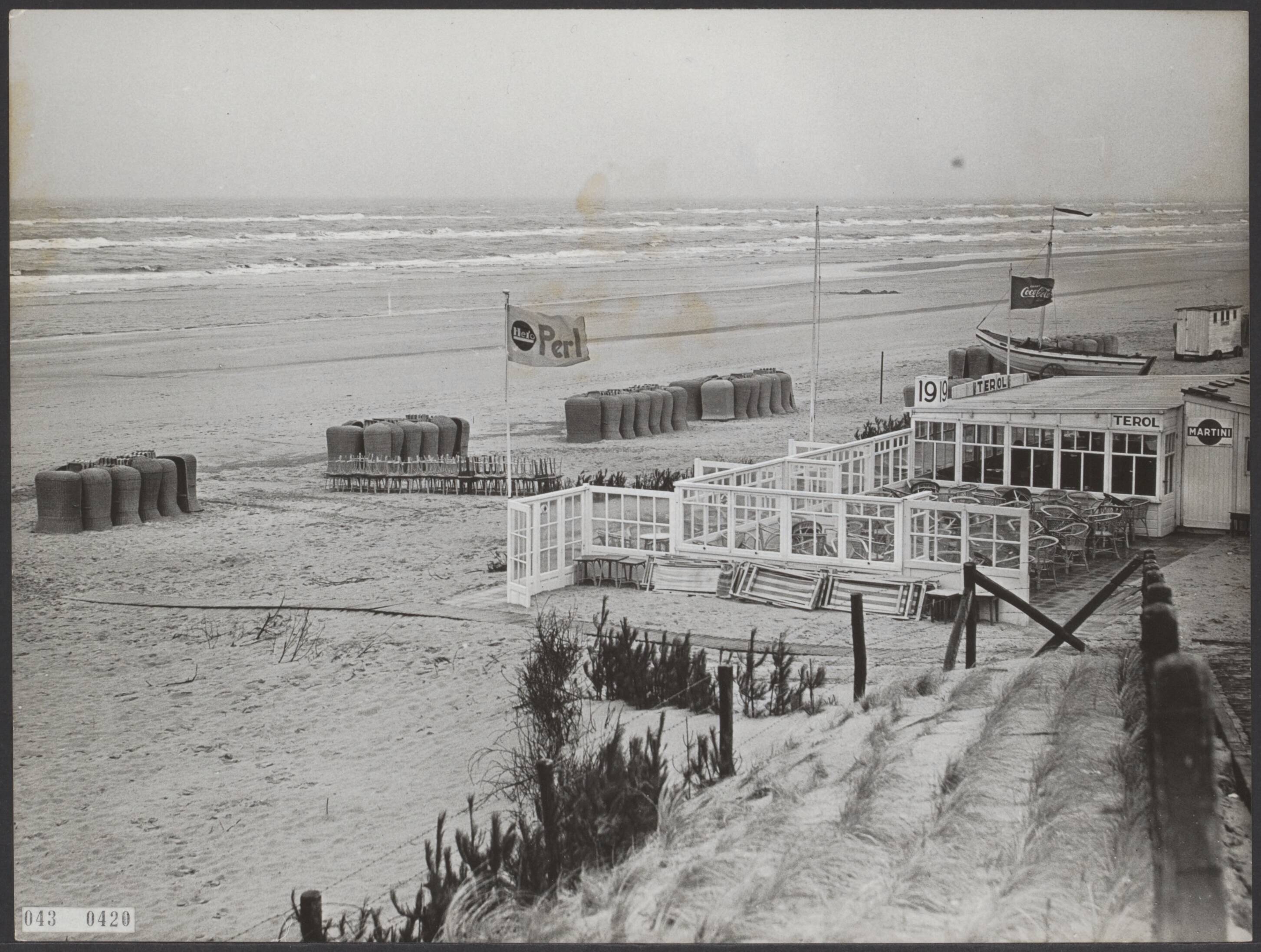 Fotocollectie Elsevier Binnenland — Leeg strand op de eerste zomerdag, wegens het slechte weer — Foto: Fotograaf Onbekend / Anefo. Licentie: Set B: Rechtenvrij / Publiek Domein. Bron: Nationaal Archief. http://hdl.handle.net/10648/adf8effc-d0b4-102d-bcf8-003048976d84