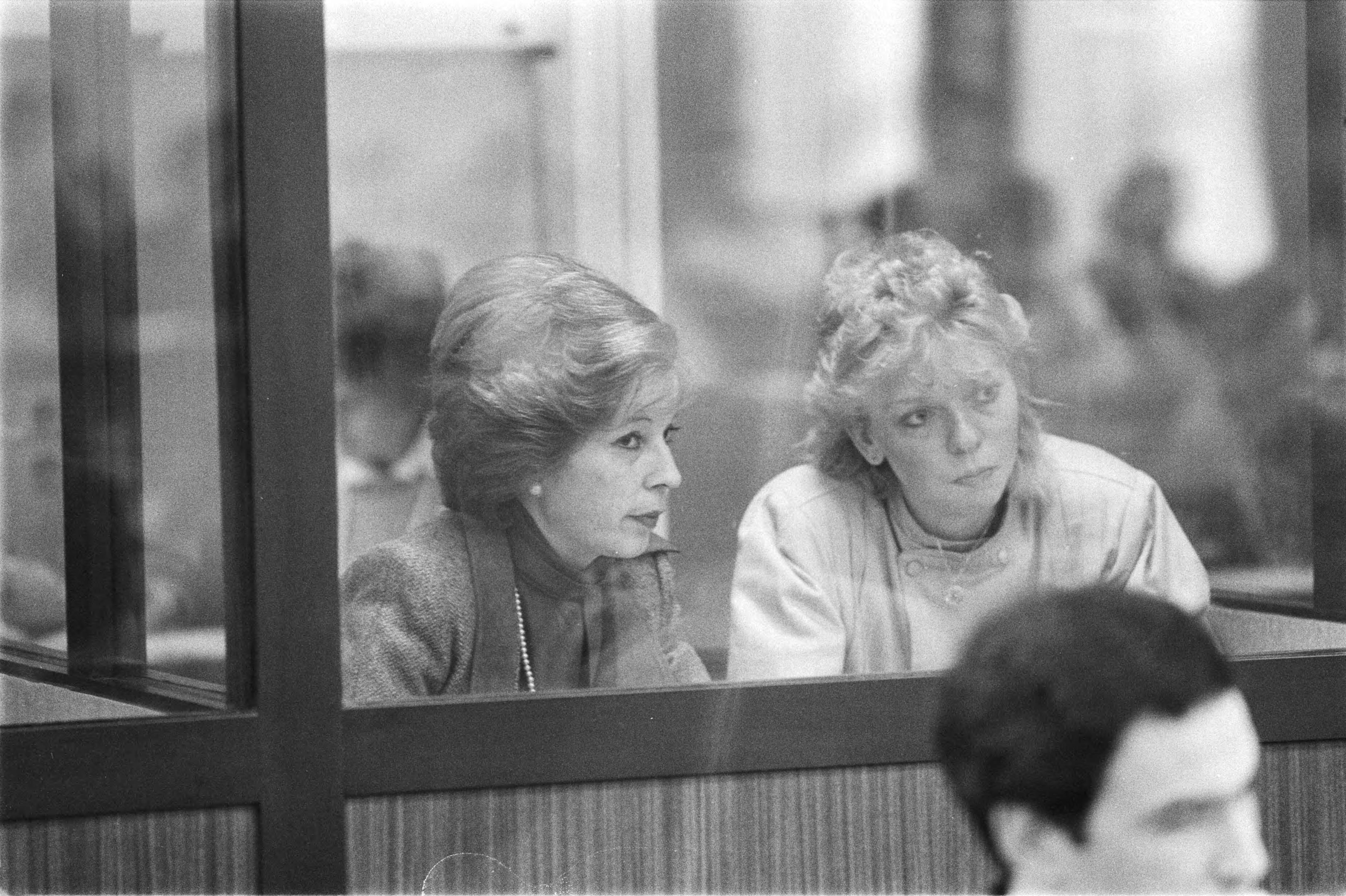 Fotocollectie Anefo — Uitgebreide commissievergadering over Turkije-nota ( Den Haag ); Turkse ambassadrice Filiz Dinçmen, ambassadrice van Turkije in Den Haag 1982-1984 — Foto: Bogaerts, Rob / Anefo. Licentie: Set B: Rechtenvrij / Publiek Domein. Bron: Nationaal Archief. http://hdl.handle.net/10648/ad363692-d0b4-102d-bcf8-003048976d84