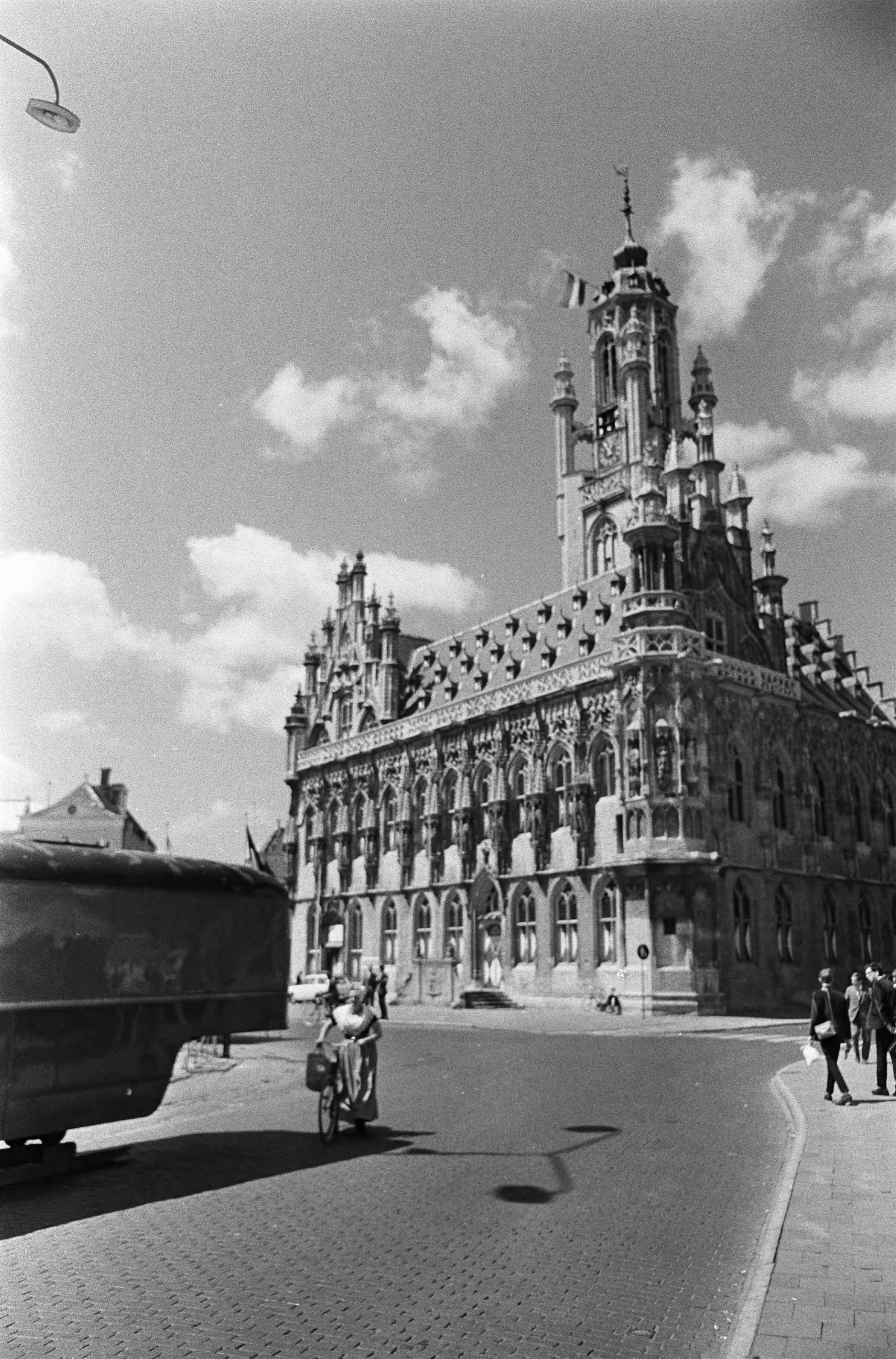 Viering van het 750-jarig bestaan van de stad Middelburg — Stadhuis van Middelburg — Foto: Fotograaf Onbekend / Anefo. Licentie: Set B: Rechtenvrij / Publiek Domein. Bron: Nationaal Archief. http://hdl.handle.net/10648/ab1ba69e-d0b4-102d-bcf8-003048976d84