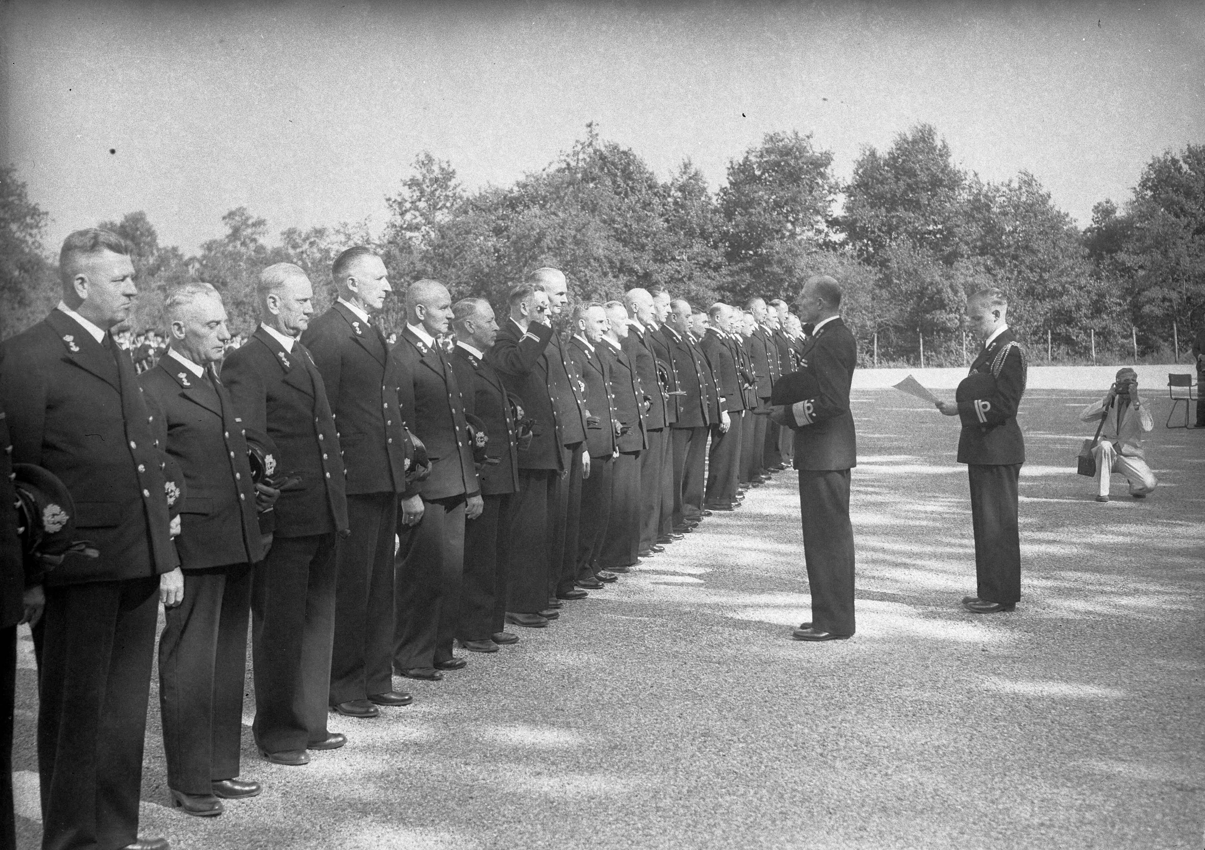 Fotocollectie Anefo — Beëdiging van 29 marine-officieren op het Marine Opleidingskamp te Hilversum. De Commandant der Marine Schout-bij-nacht J.J.L. Willinge neemt de eed af — Foto: Sagers, Harry / Anefo. Licentie: Set B: Rechtenvrij / Publiek Domein. Bron: Nationaal Archief. http://hdl.handle.net/10648/a8ac967a-d0b4-102d-bcf8-003048976d84