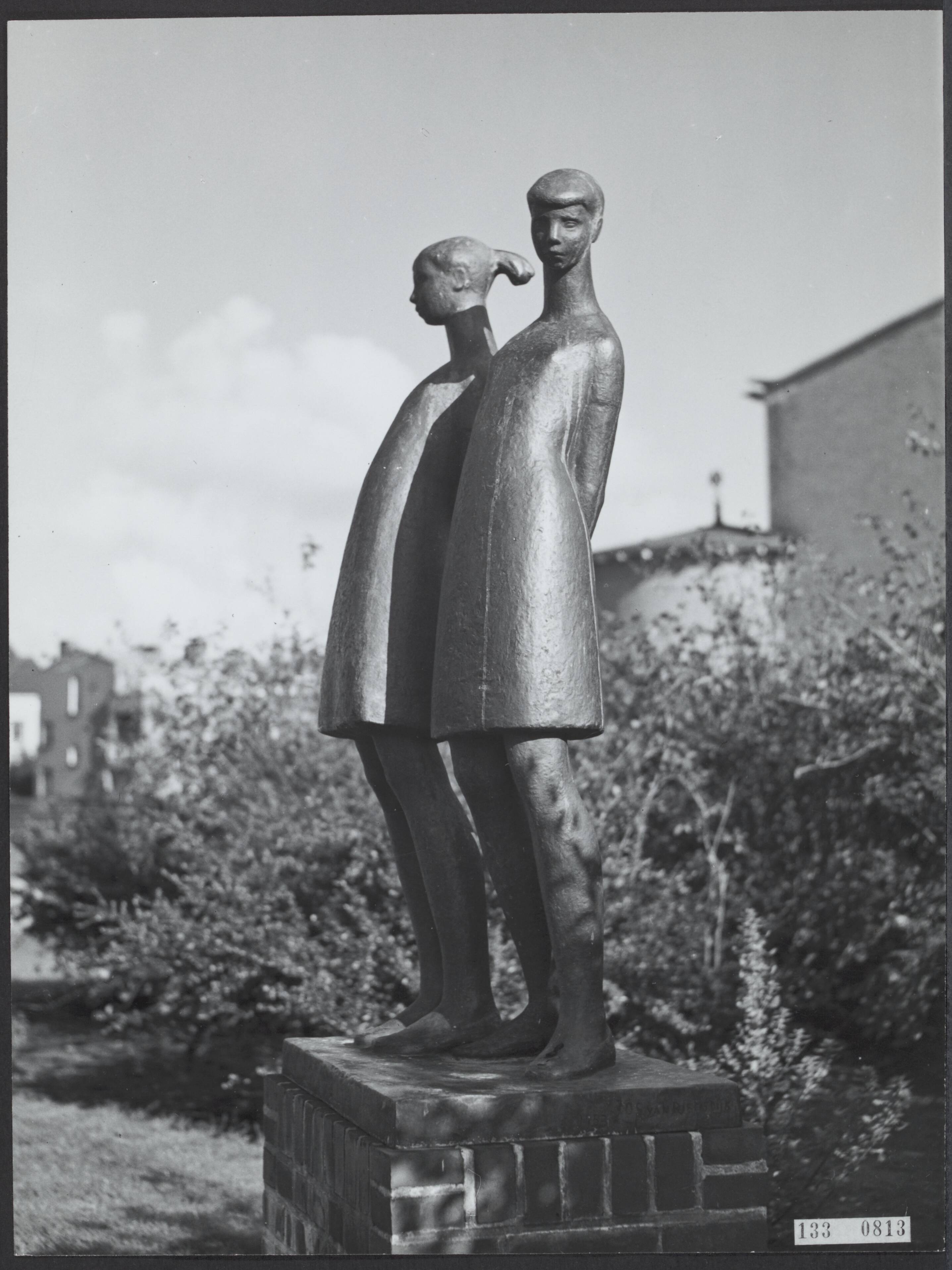 Fotocollectie Rijksvoorlichtingsdienst Eigen — Den Haag. Stadhoudersplantsoen: Bronzen beeldengroep "Twee meisjes" van Jos van Riemsdijk (1915-2005) — Foto: Fotodienst Gemeente Den Haag. Licentie: Set B: Rechtenvrij / Publiek Domein. Bron: Nationaal Archief. http://hdl.handle.net/10648/af5a9dbe-d0b4-102d-bcf8-003048976d84