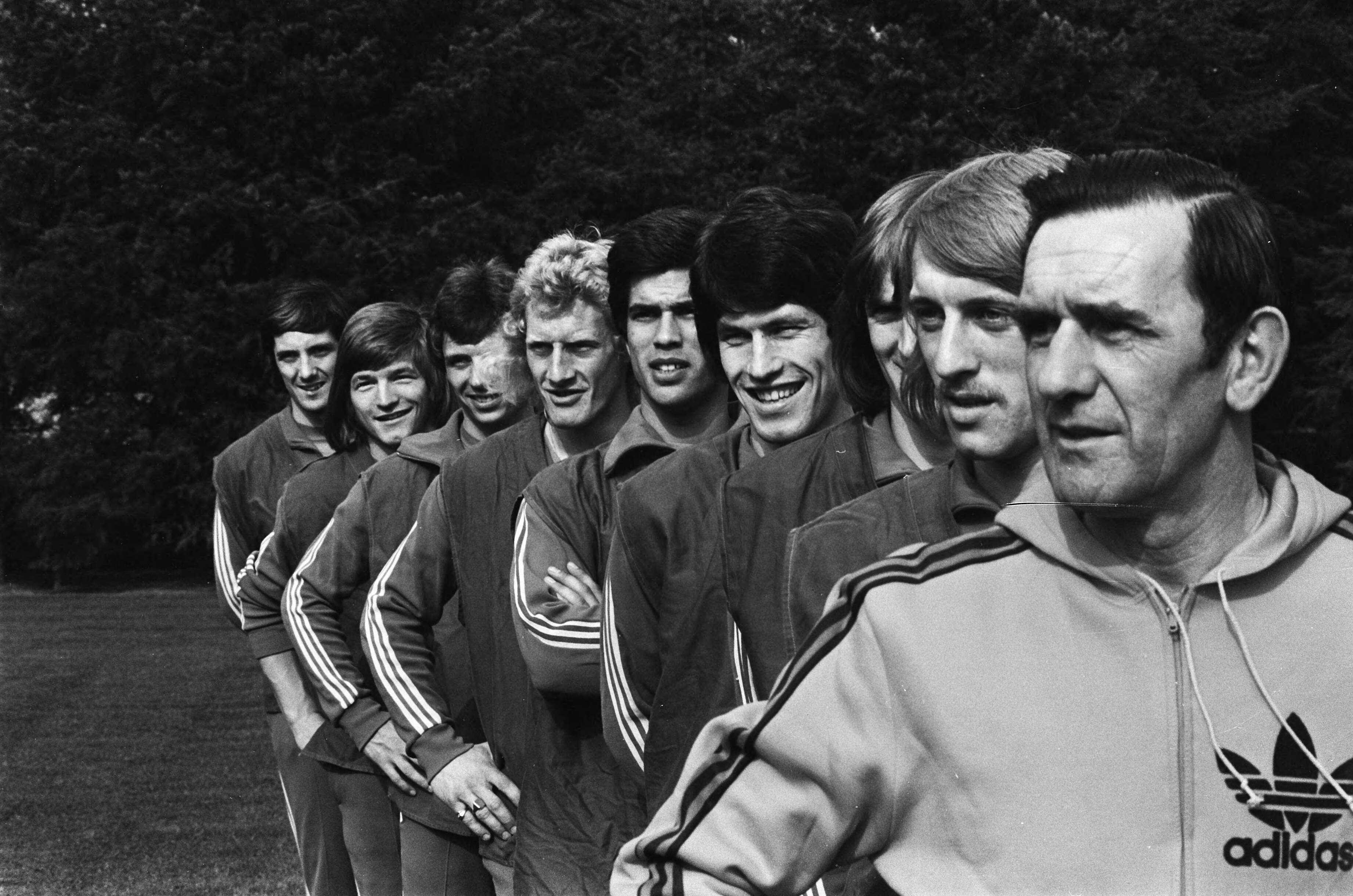 Selectie van het Nederlands elftal, bijeen in Zeist — V.l.n.r. Adrie van Kraaij, Jan Peters, Jan Everse jr, Kees Kist, Bobby Vosmaer, [...], Frans Thijssen, Johan Zuidema, George Knobel — Foto: Mieremet, Rob / Anefo. Licentie: Set B: Rechtenvrij / Publiek Domein. Bron: Nationaal Archief. http://hdl.handle.net/10648/ac674d96-d0b4-102d-bcf8-003048976d84